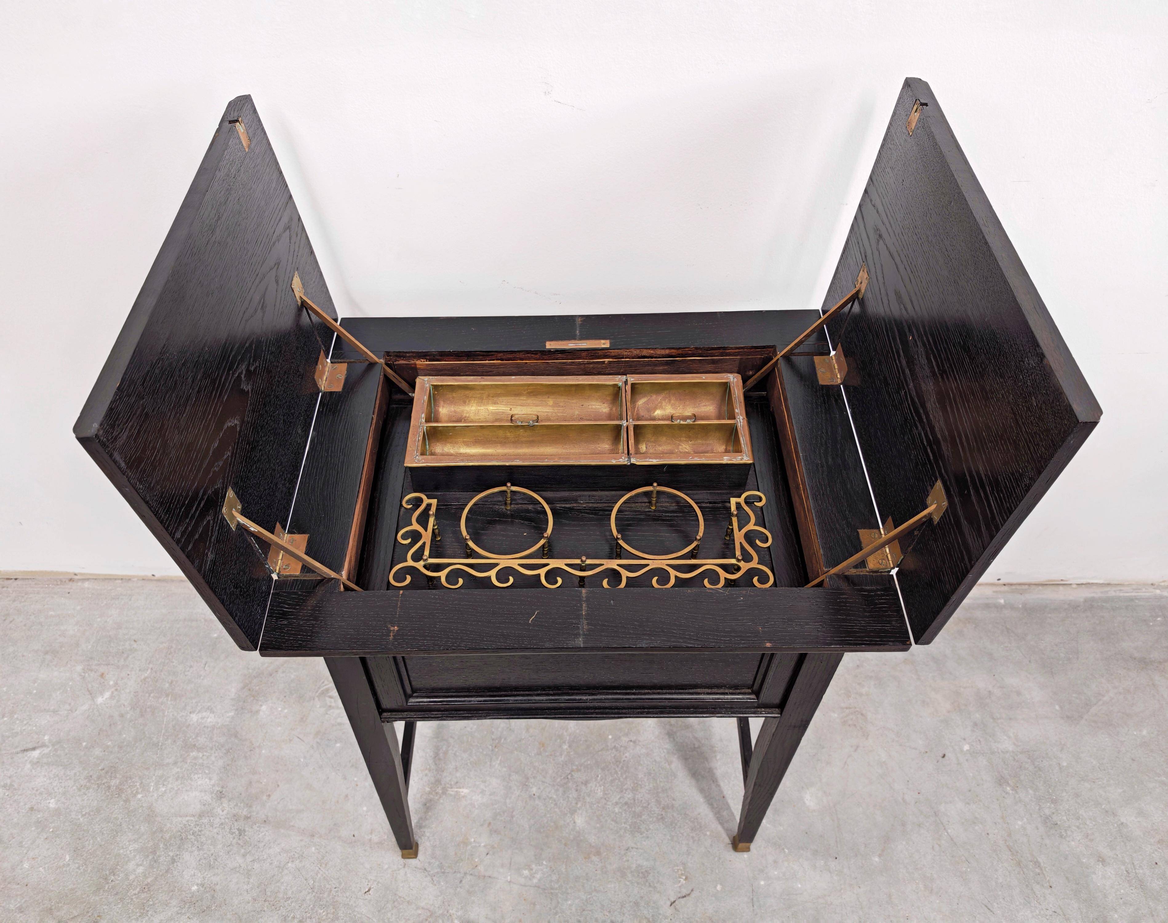 Cabinet de bar Sécession de Vienne en chêne noirci et laiton 1910