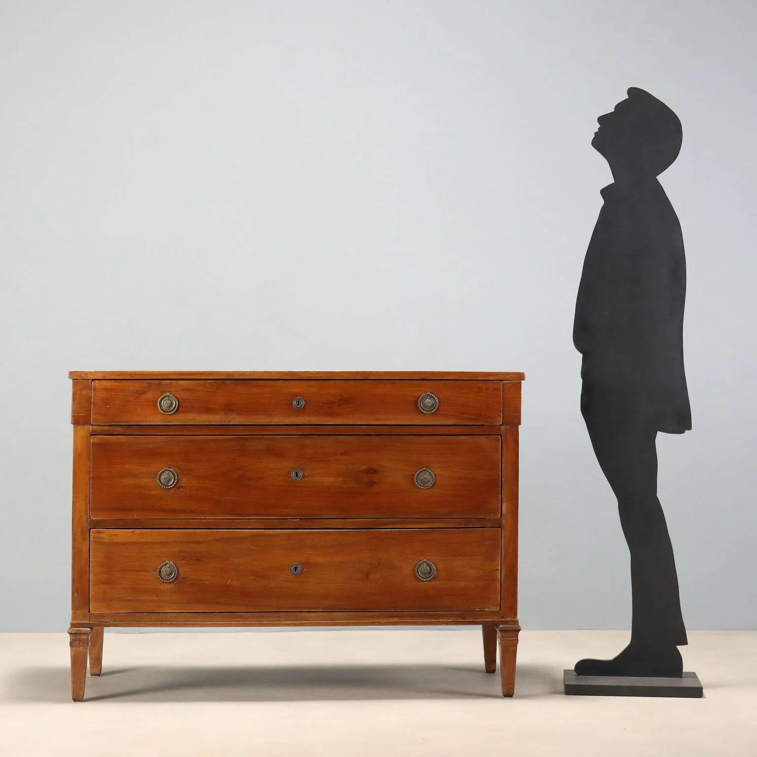 Directoire commode in walnut - Italy early 19th century