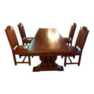Table médiévale avec chaises