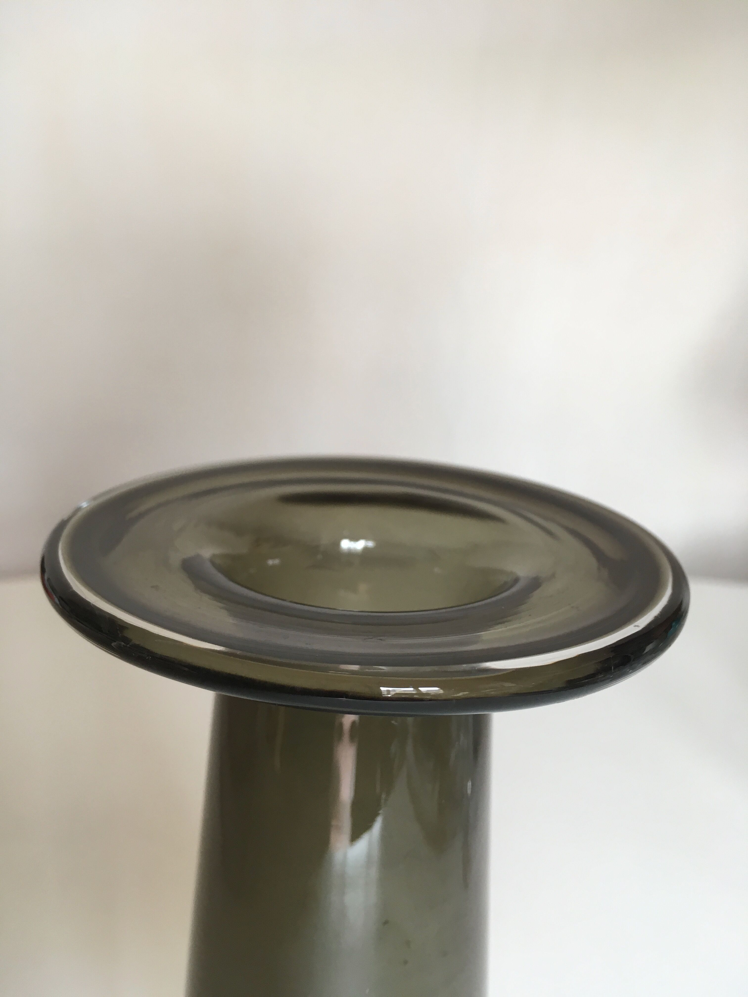 Vase mid century scandinave en verre gris kaki