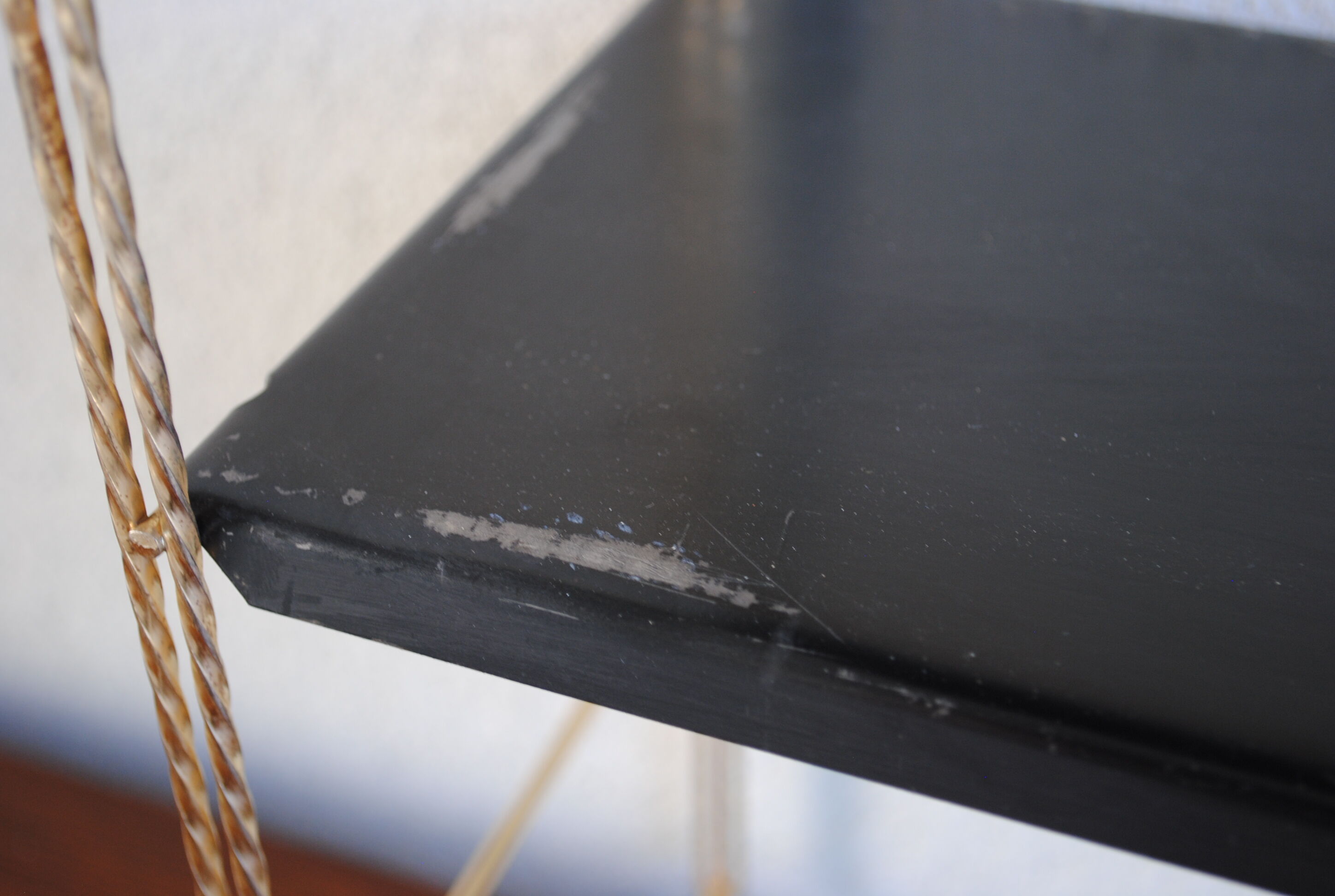 Shelf wall metal string