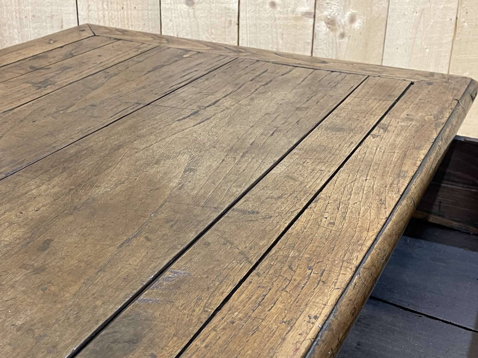 Table basse en chêne du 19ème avec un grand tiroir