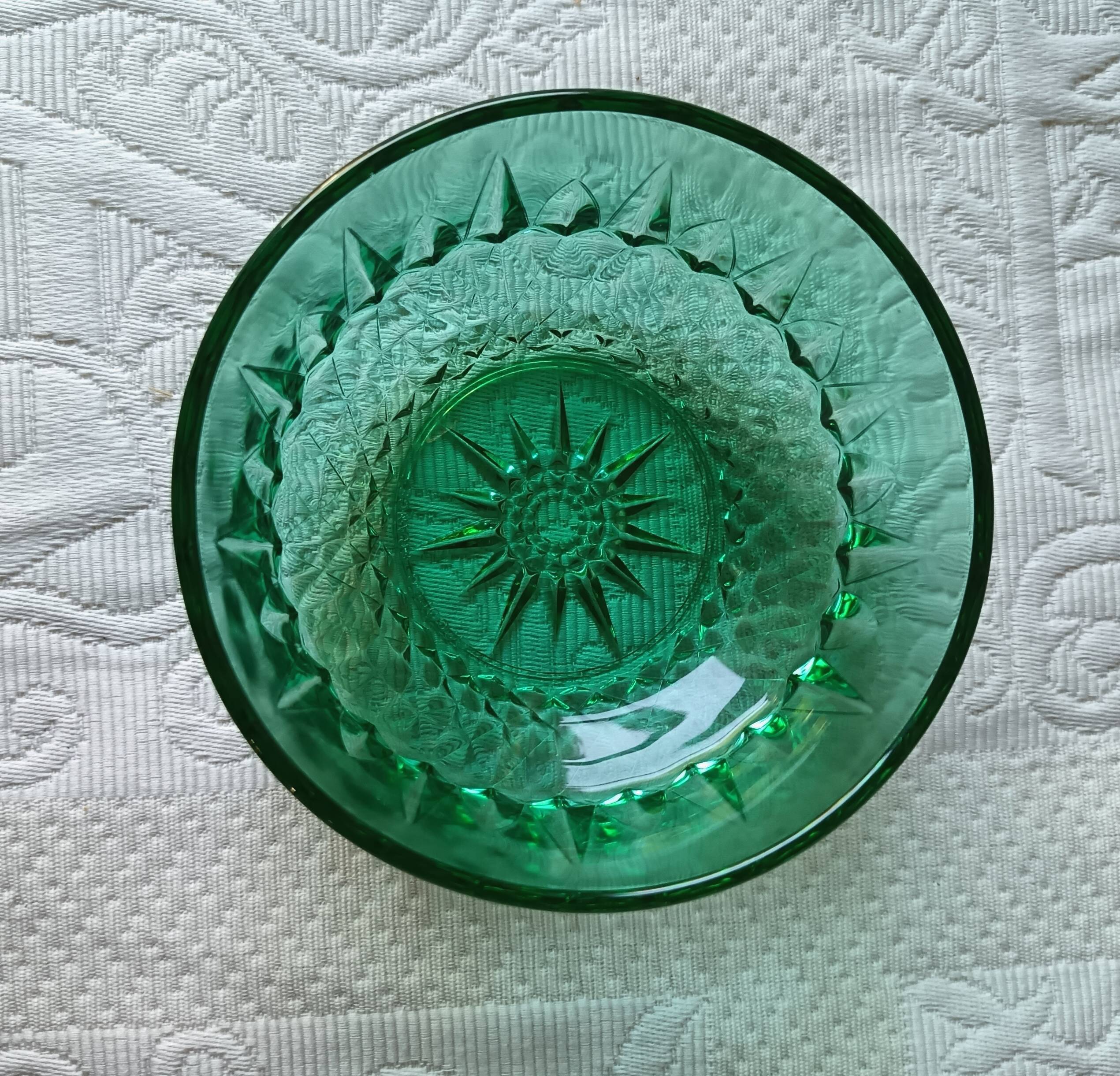 Emerald green dessert service, salad bowl and 8 Arcoroc bowls.