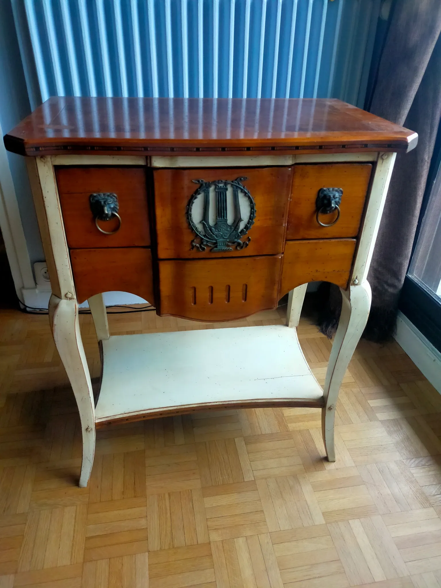 Classic chest of drawers
