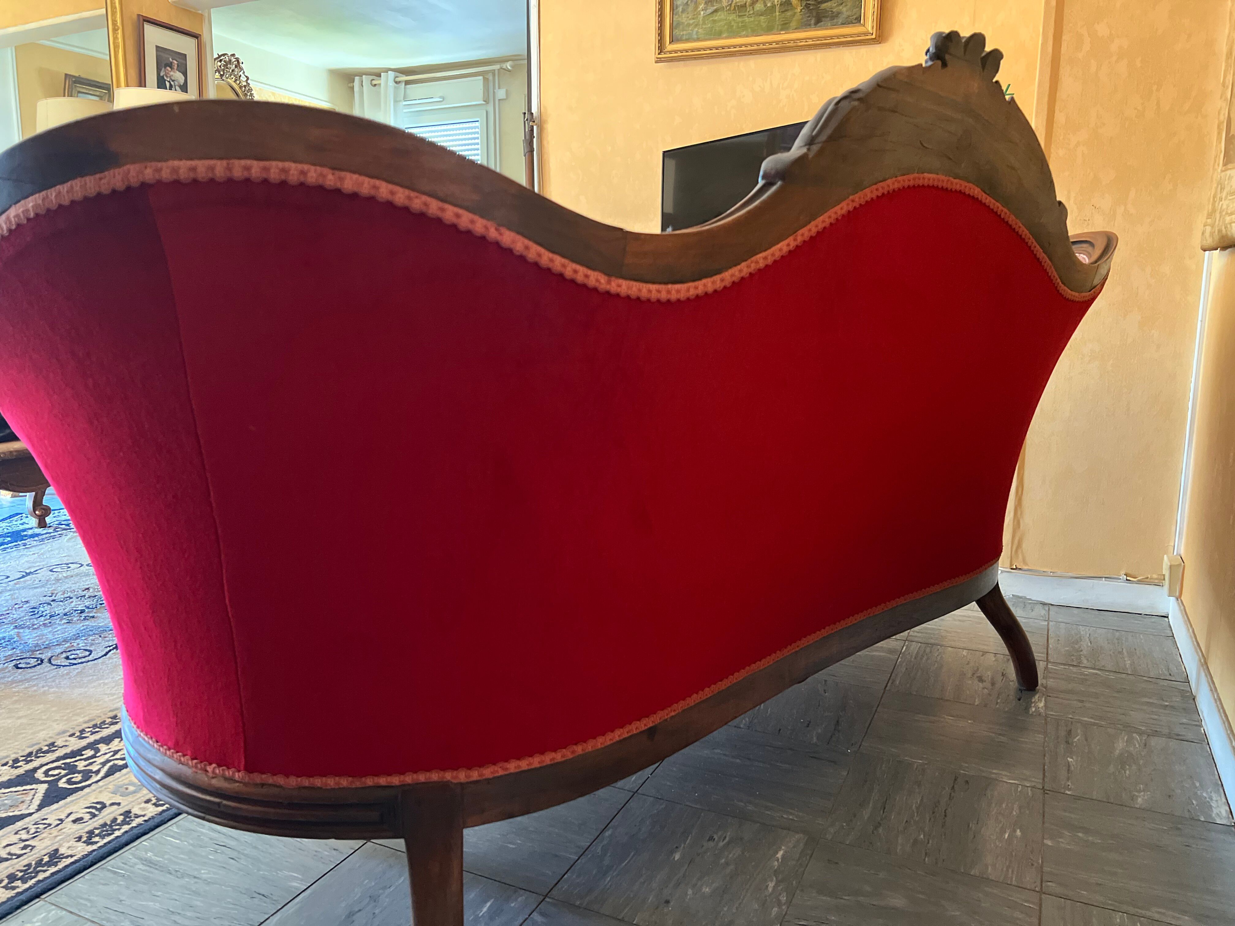 Antique canapé in wood and burgundy velvet in Louis Philippe style.