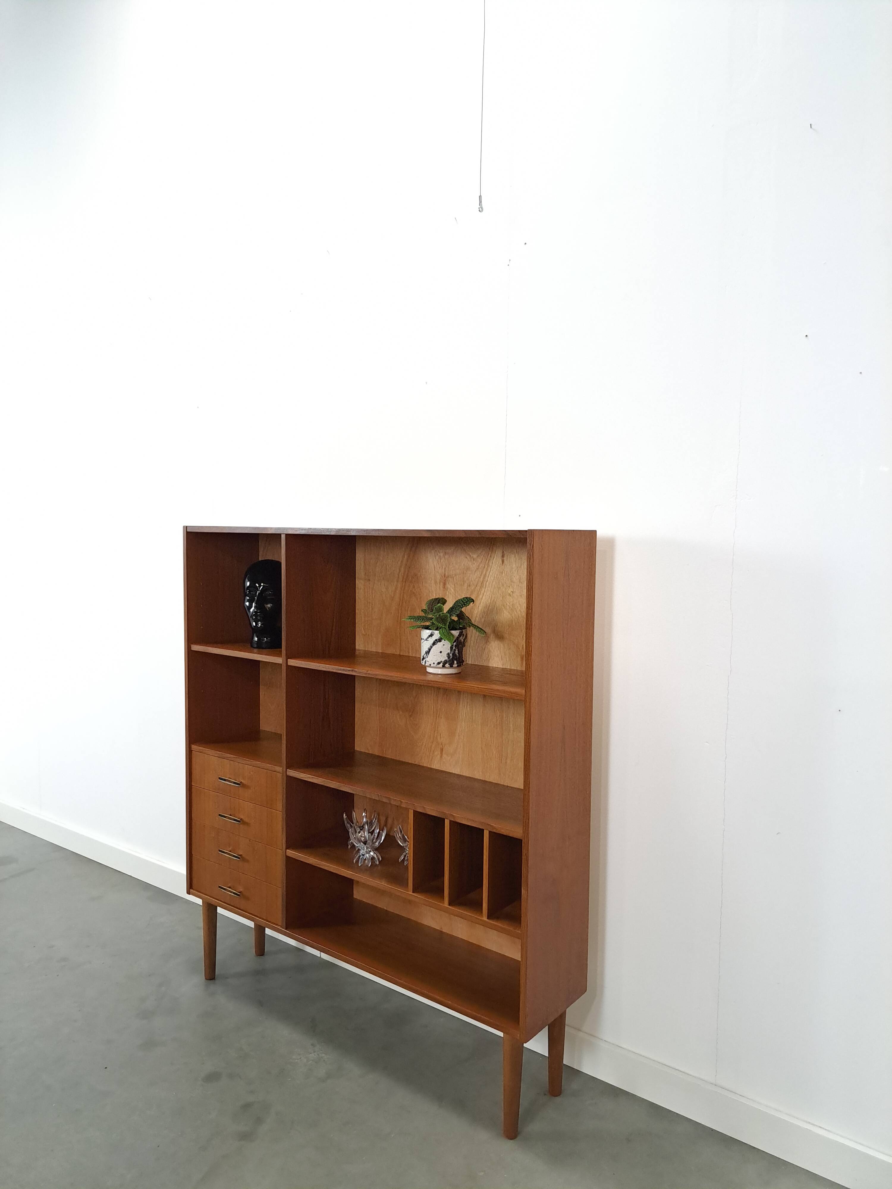 Deens teak vakkenkast met lades en hoge poten, vintage wandkast