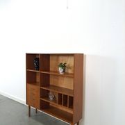 Deens teak vakkenkast met lades en hoge poten, vintage wandkast