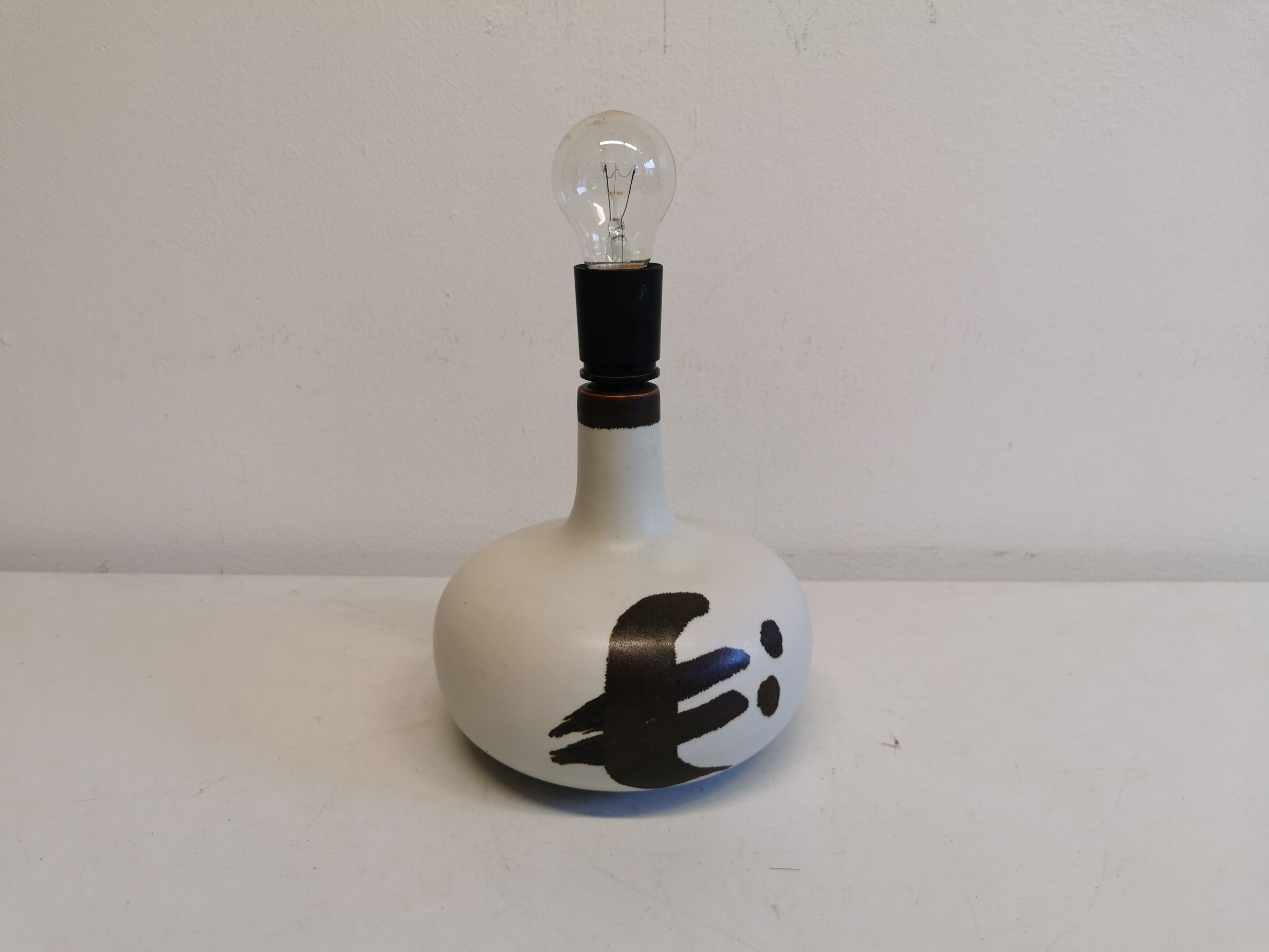 Ceramic table lamp designed by Danish Axel Larsen for his company Axella back in the 1960s.