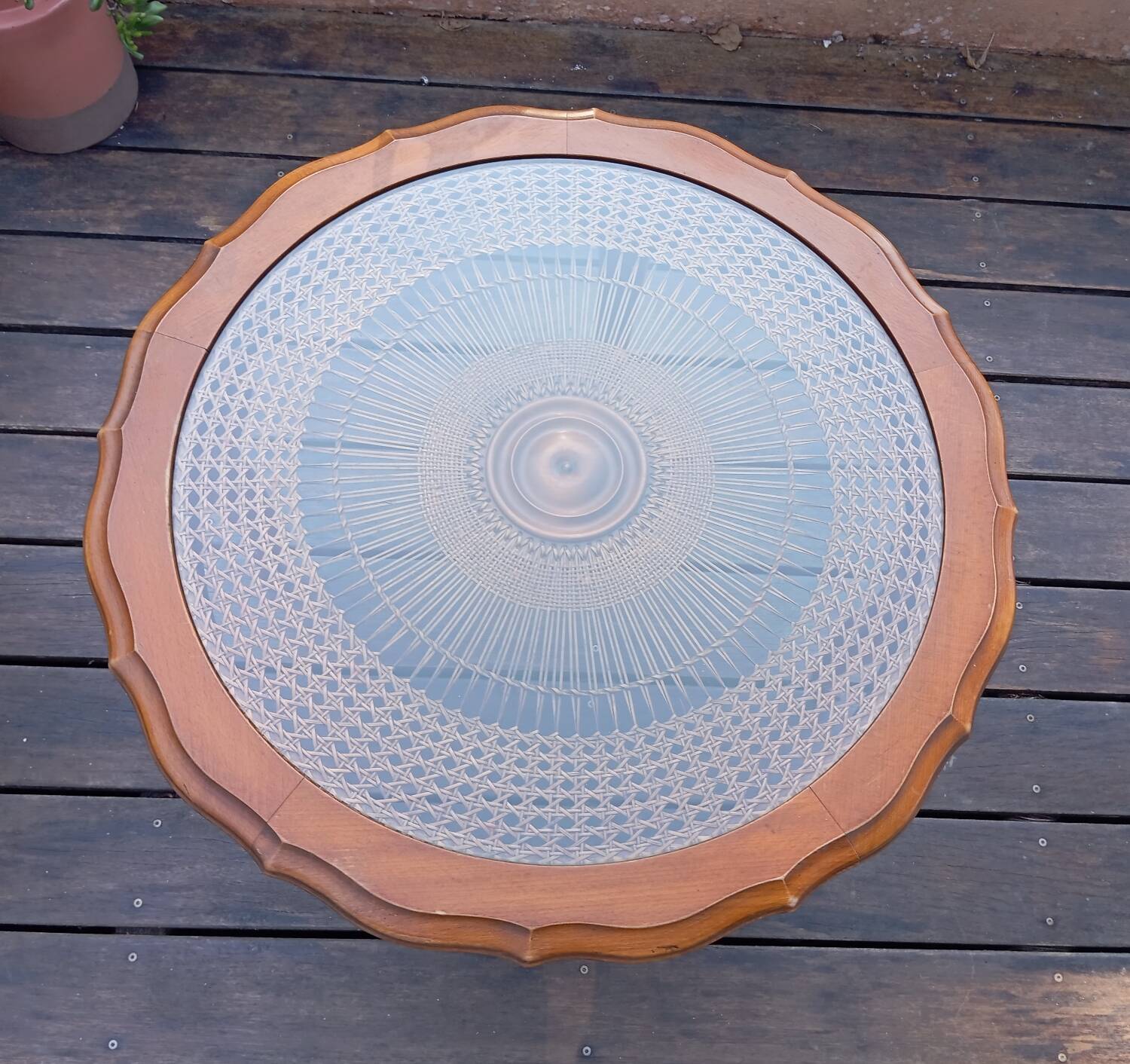 Table basse merisier, cannage et verre style Louis XV, vers 1960