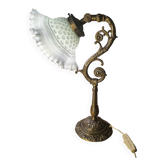 Lampe en bronze et abat-jour en opaline blanche, 1900