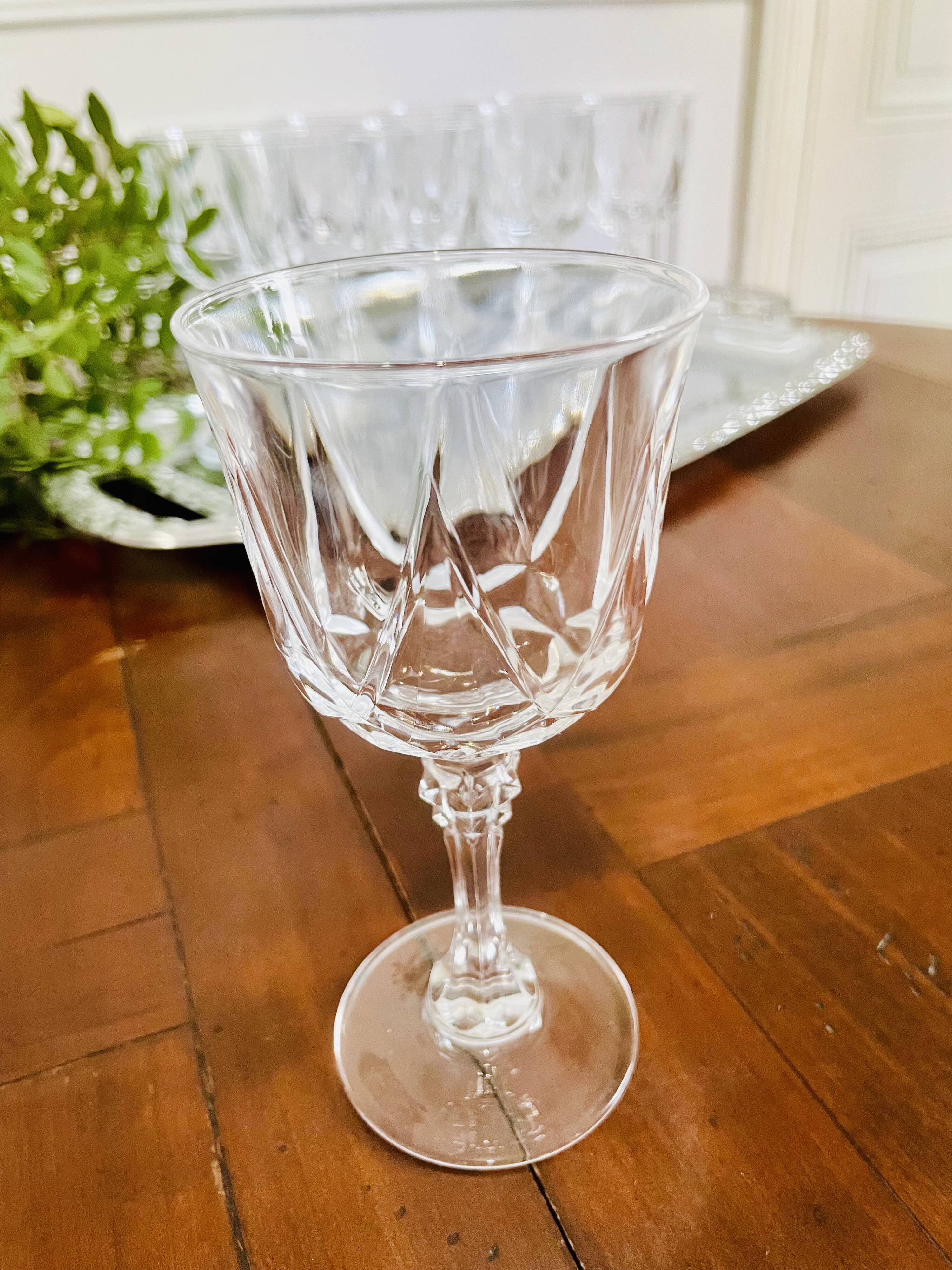 Service de 10 verres à pied en cristal ciselé