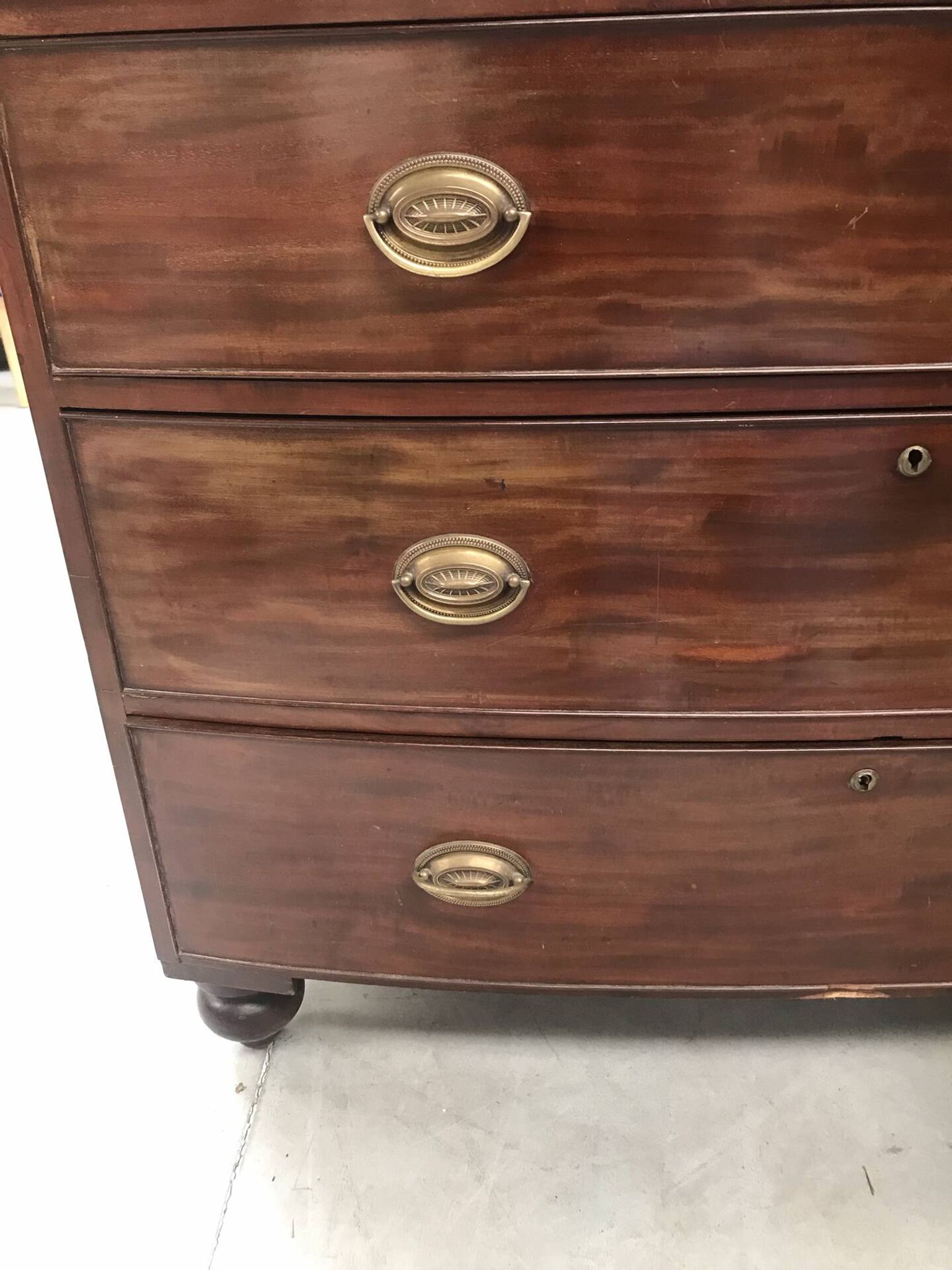 English chest from the early 18th century, mahogany veneer.