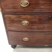 English chest from the early 18th century, mahogany veneer.