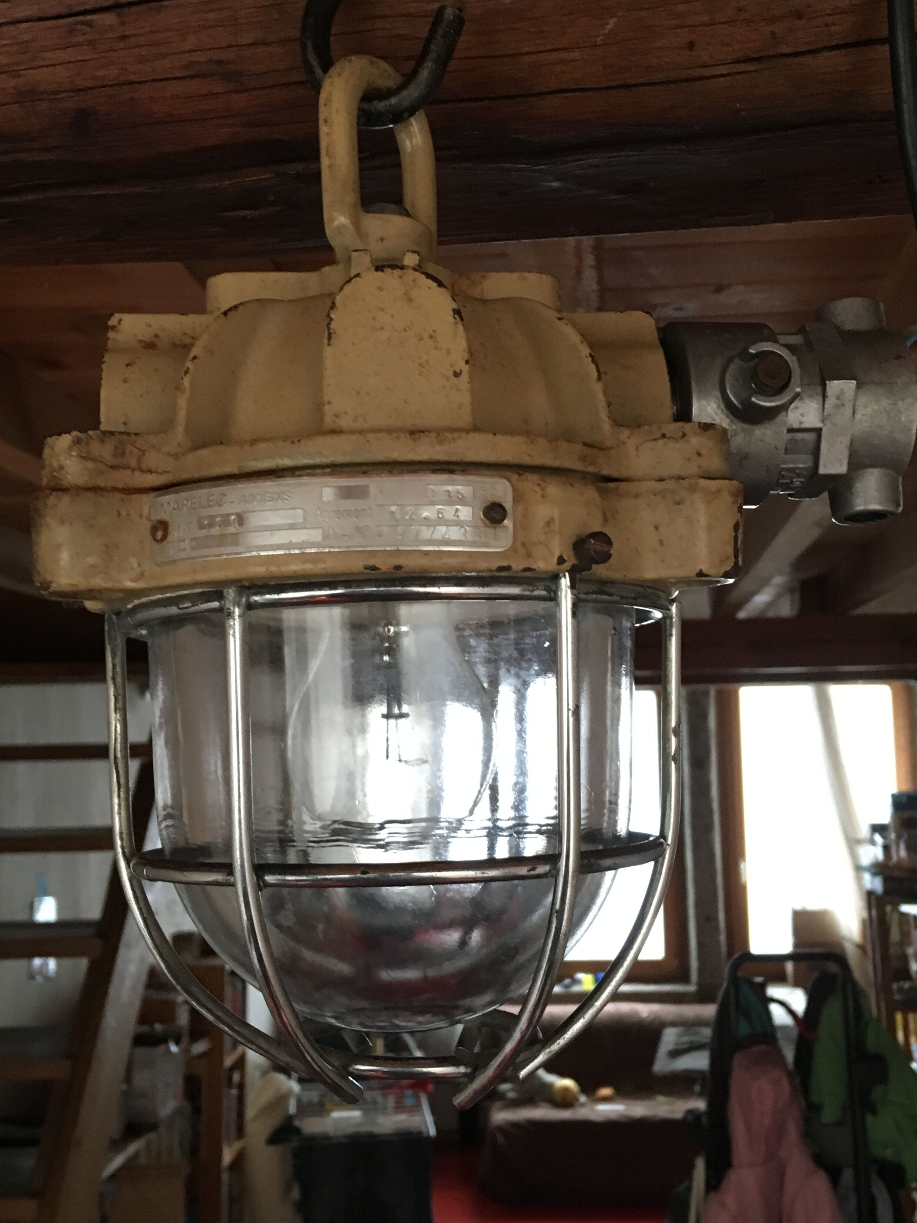 Suspension industrial explosion mapelec