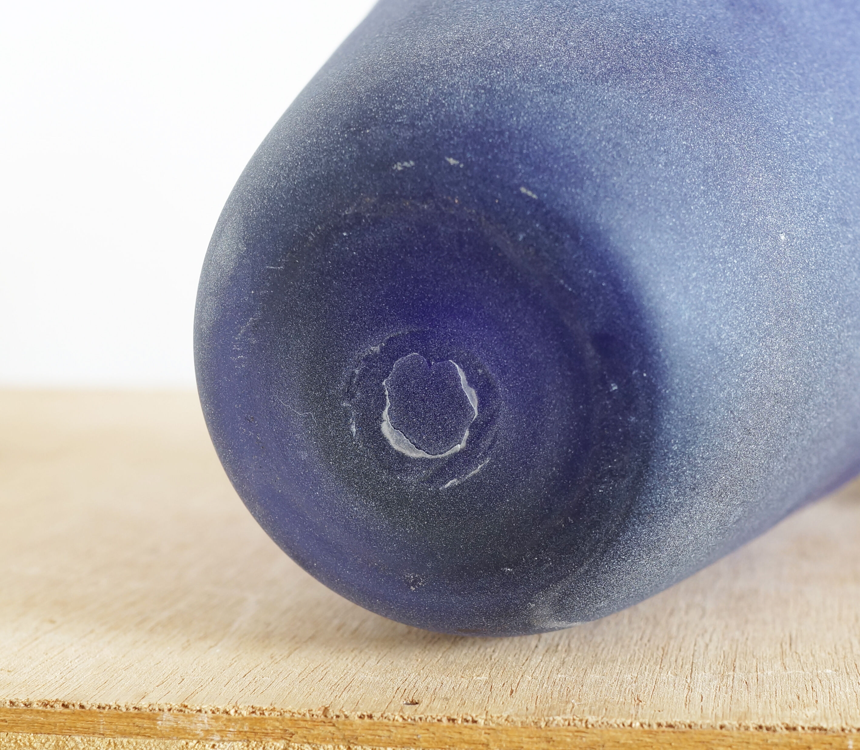 Vase in dark blue glass paste