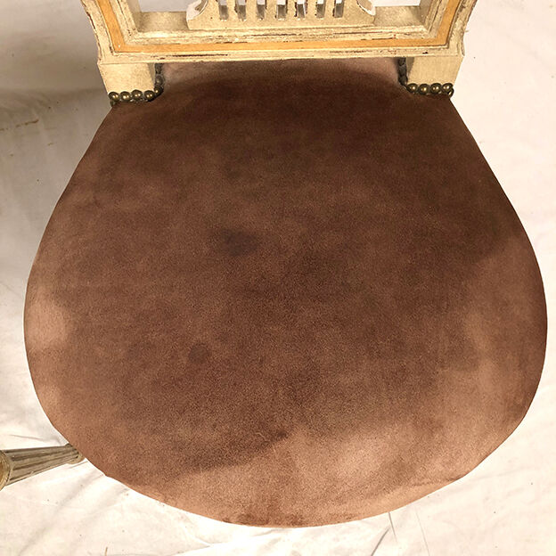 Paire de chaises à dossier montgolfière de style Louis XVI