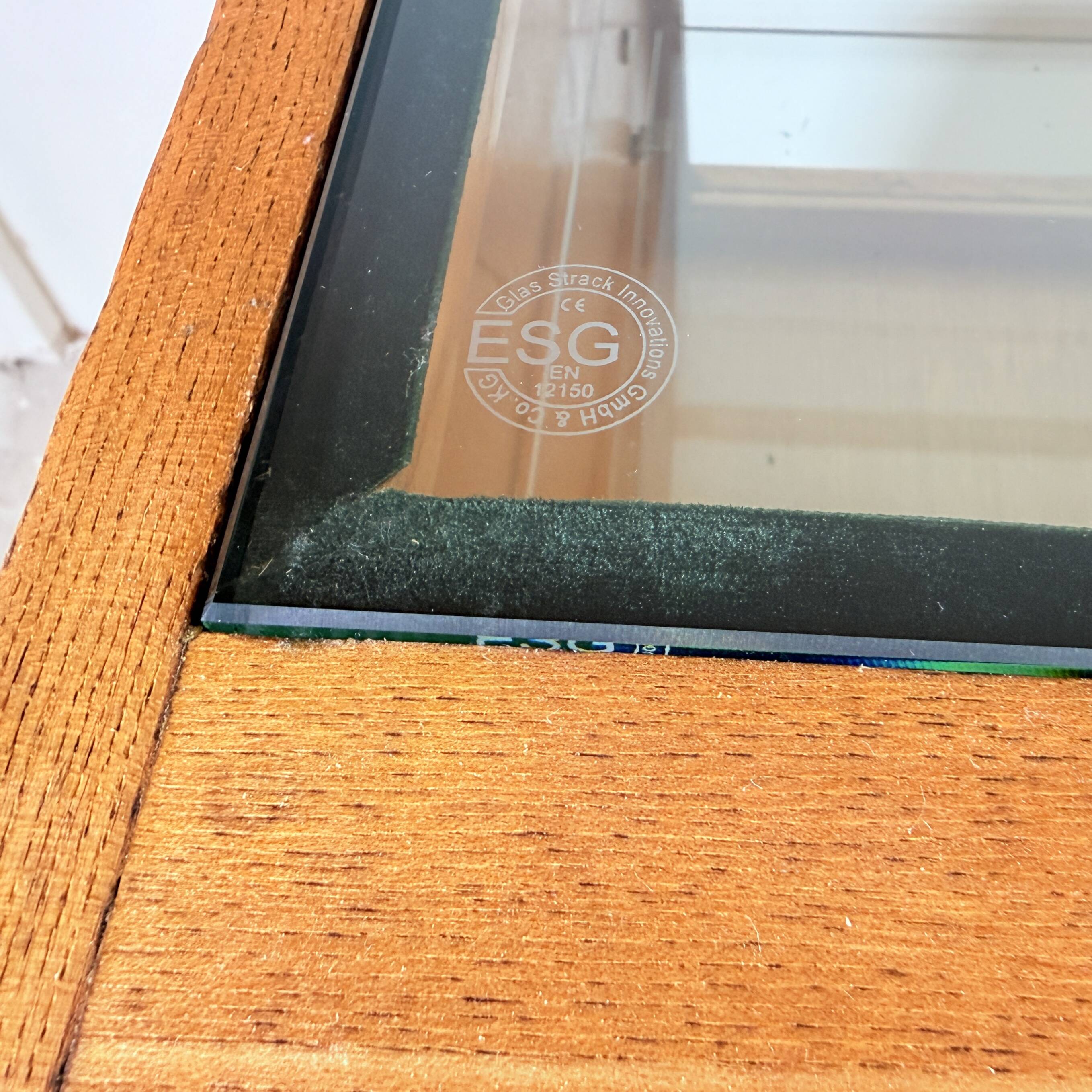 Vitrine vintage sur pieds dorés