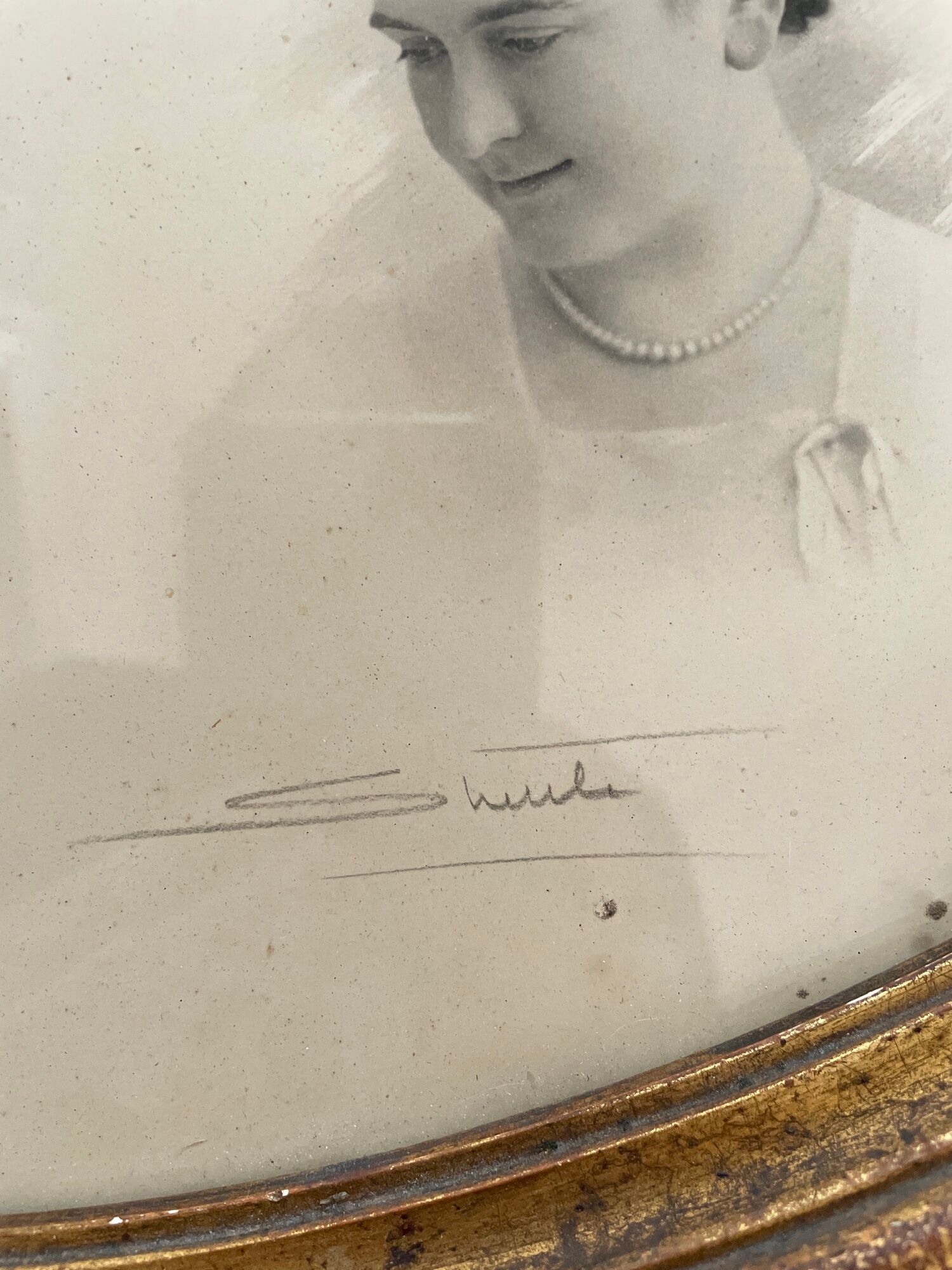 Oval frame XIXth portraits of a woman