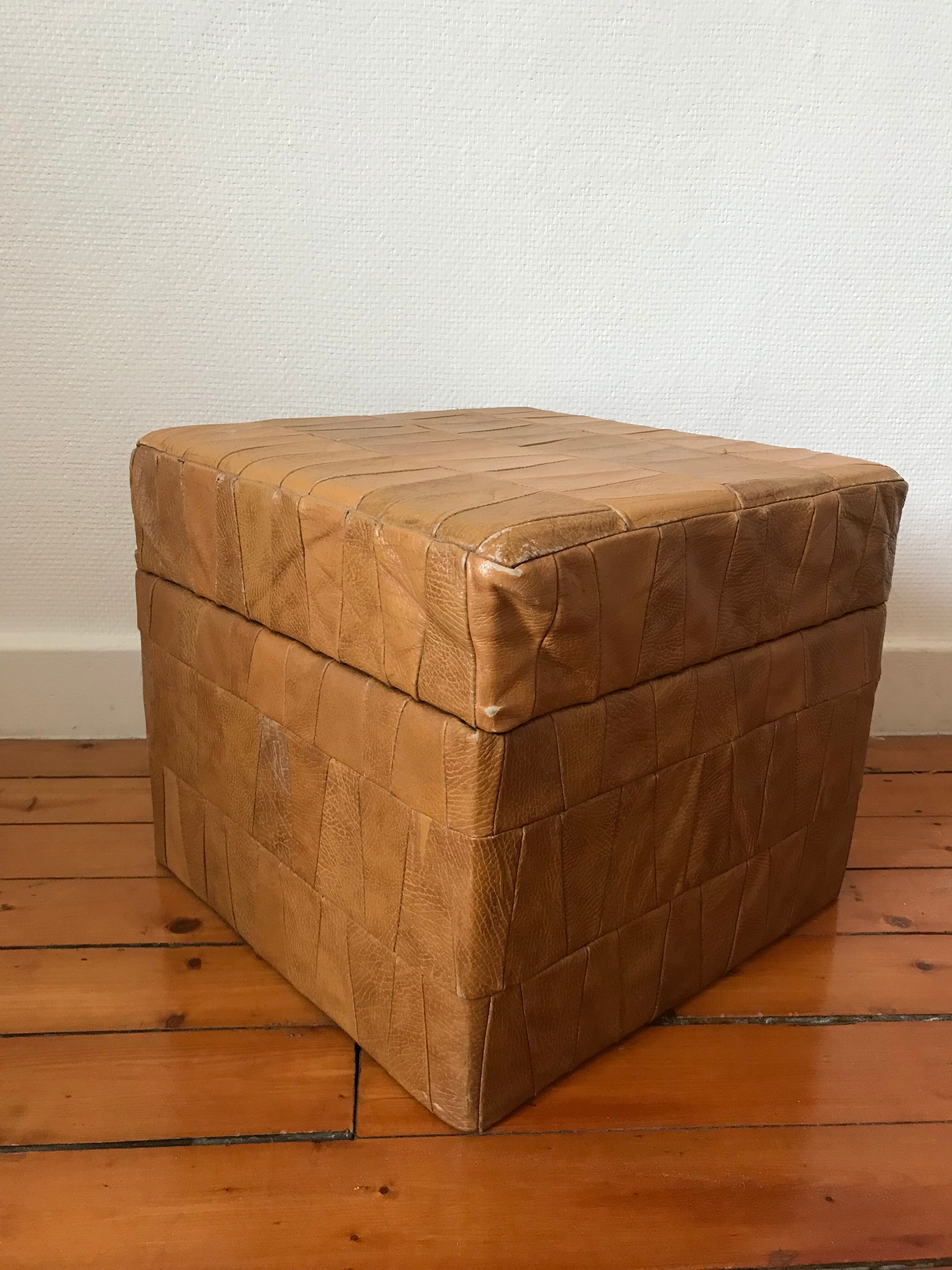 Pouf coffre cuir patchwork vintage circa 1960