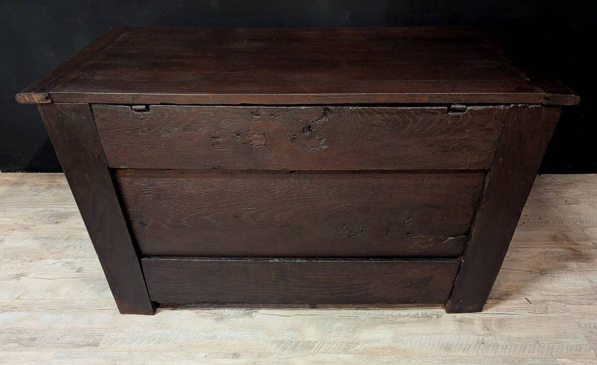 Coffre catalan en bois sculpté XVIIIe siècle