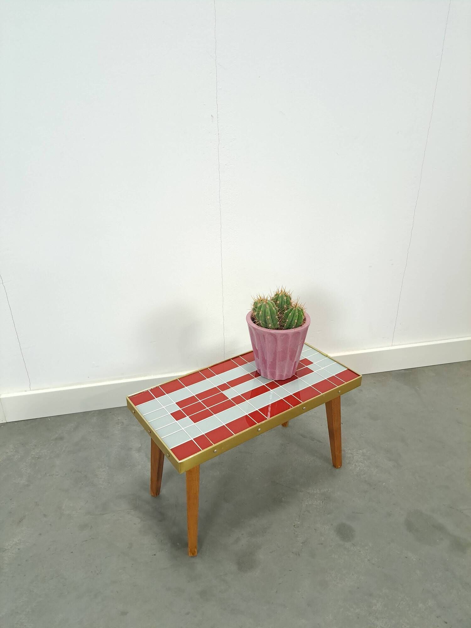 Table d'appoint design Hellerau à damier avec verre et bord doré No. 15