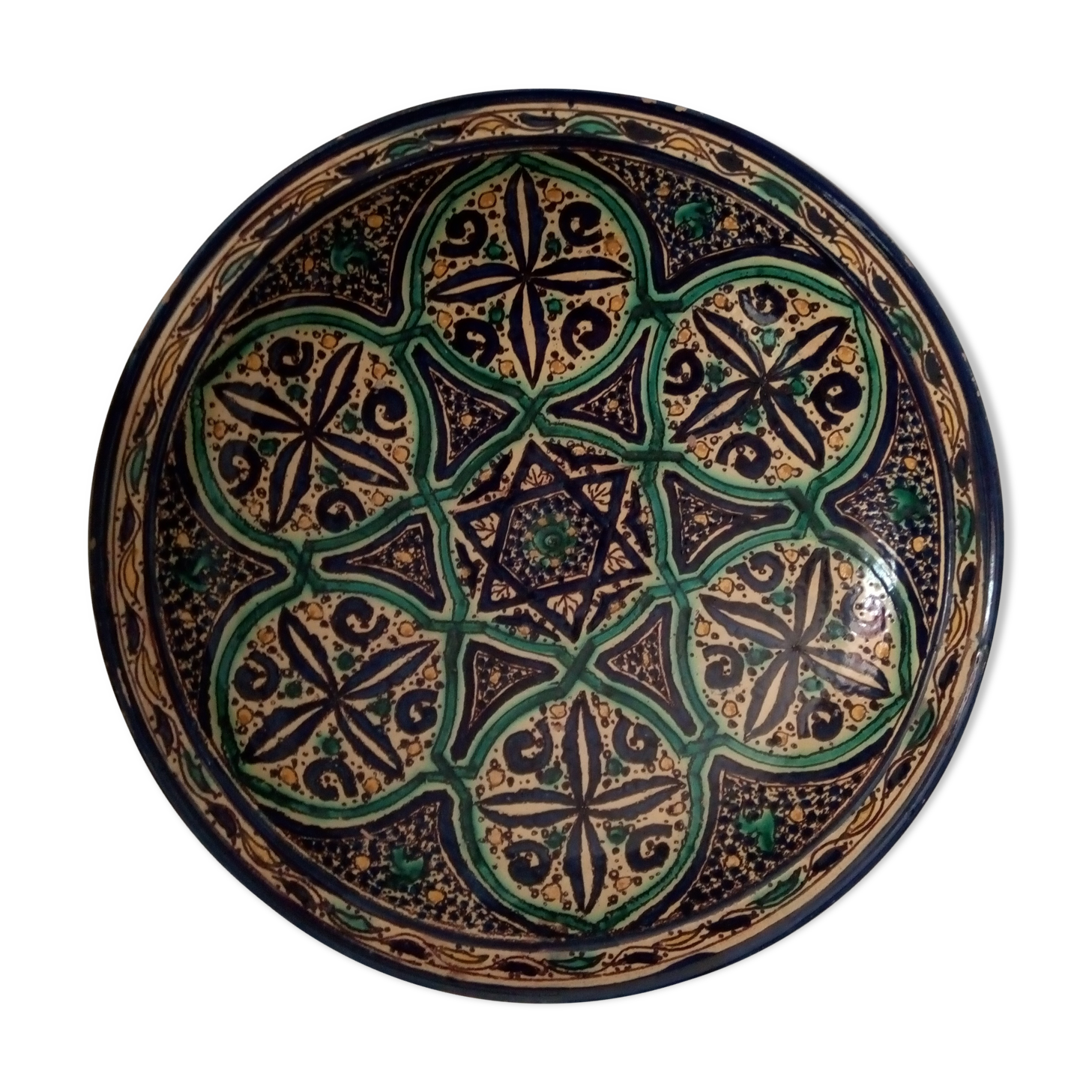 Very large Moroccan dish in enamelled earthenware. Late 19th century, early 20th century.