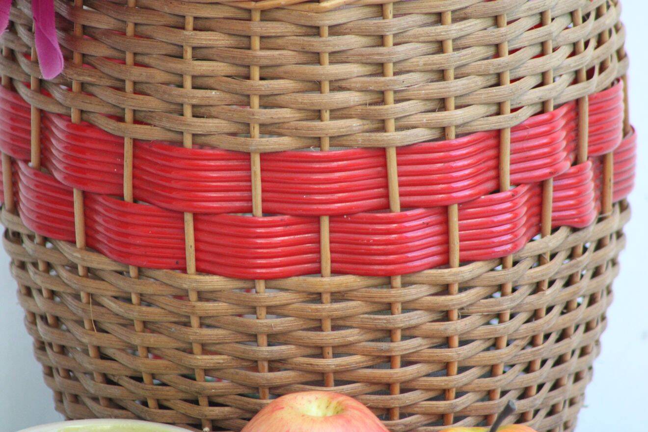 Wicker basket and scoubidou