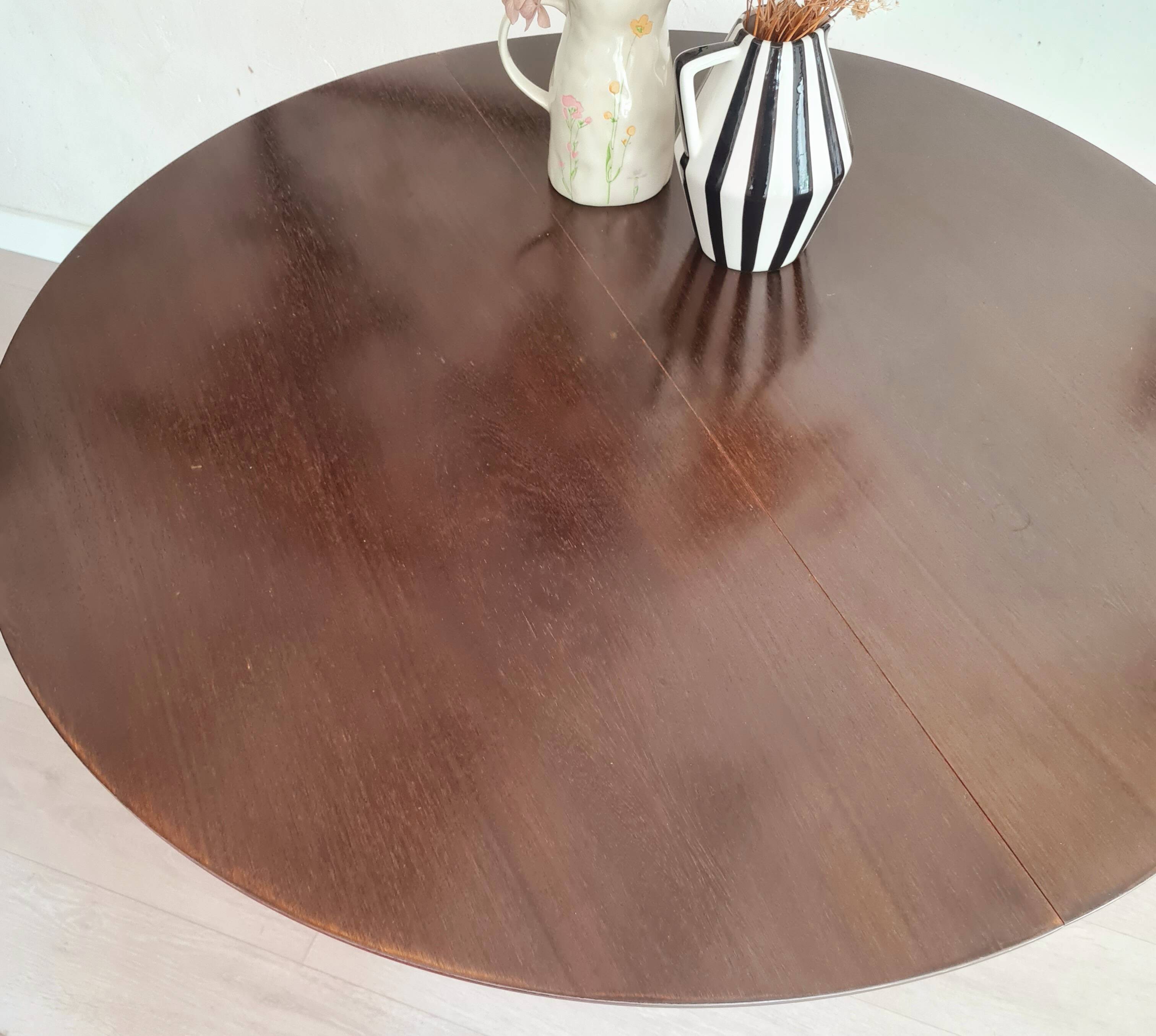 Extendable table with tulip base, round oval wooden top