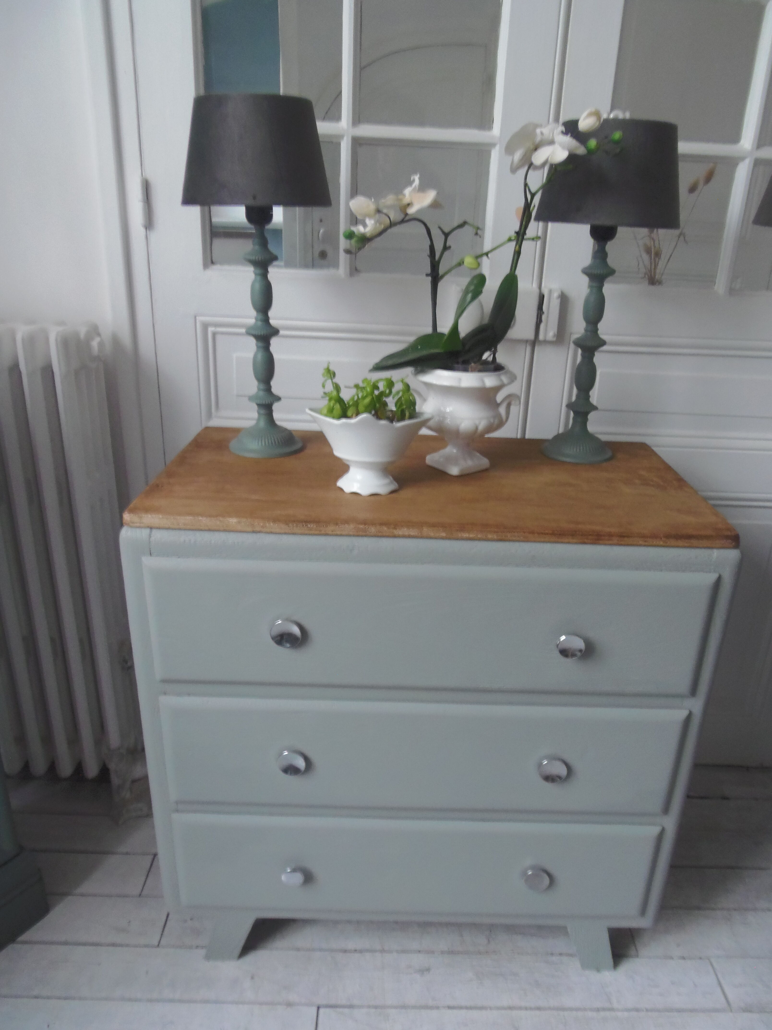 Compass feet vintage gray green, 3 drawers, wooden tray.