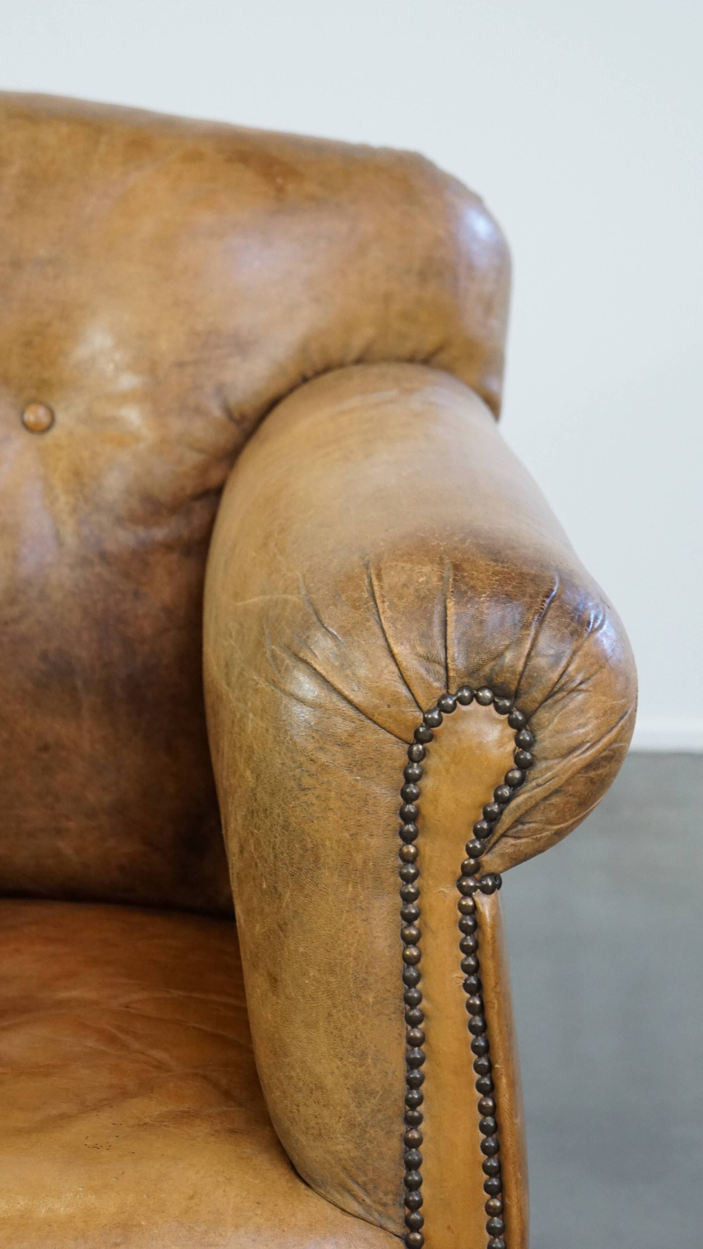 Fauteuil ancien en cuir de mouton