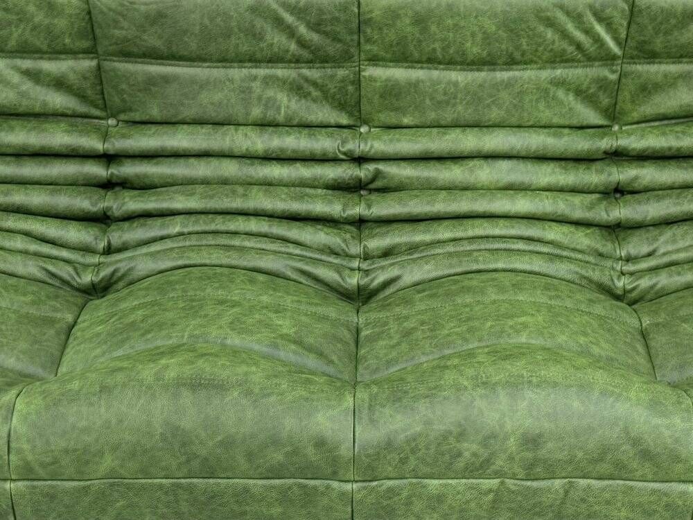 Canapé Togo en cuir vert attribué à Michel Ducaroy pour Ligne Roset.