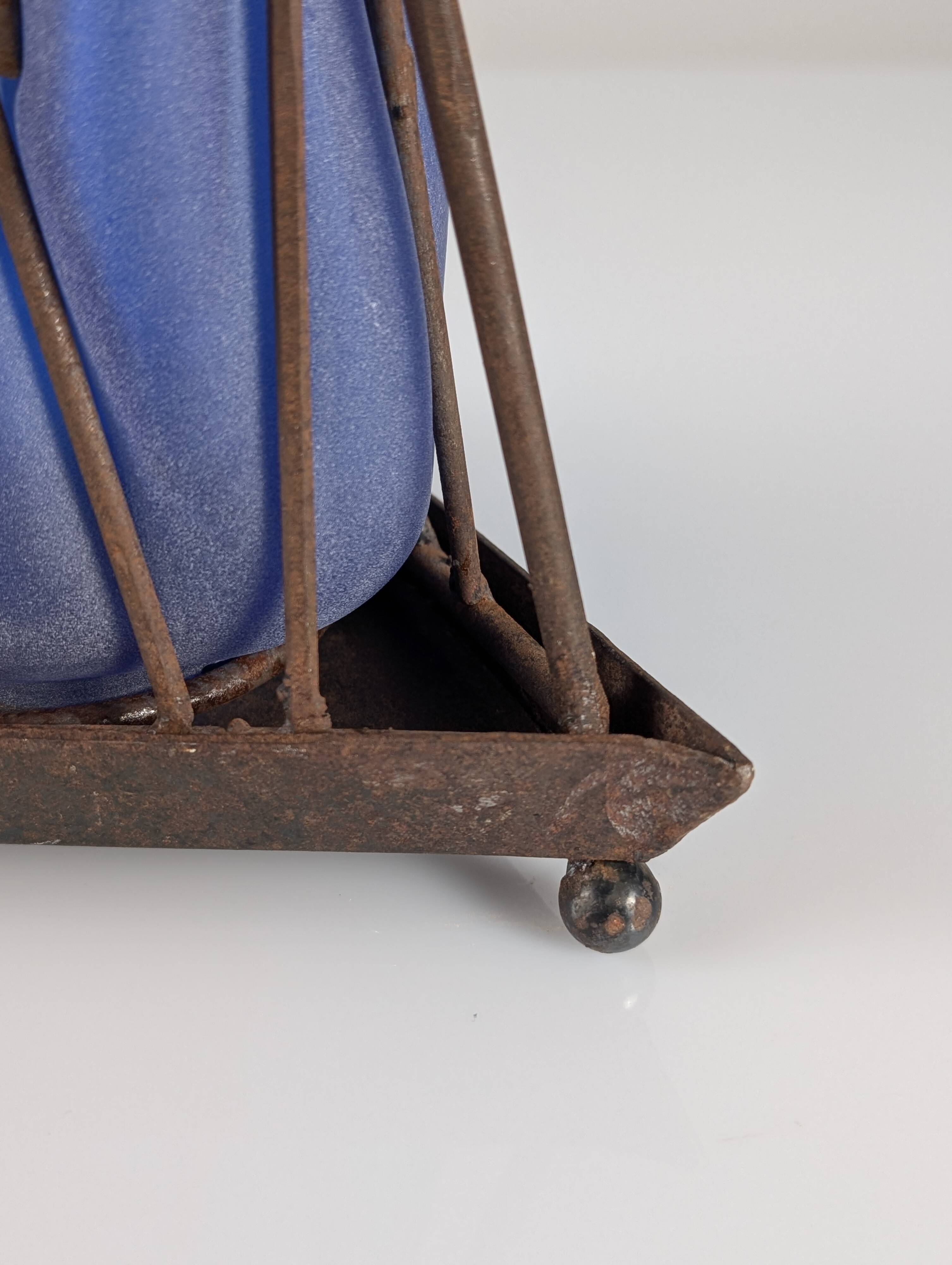 Lampe de table pyramidale en verre soufflé à la bouche et en fer