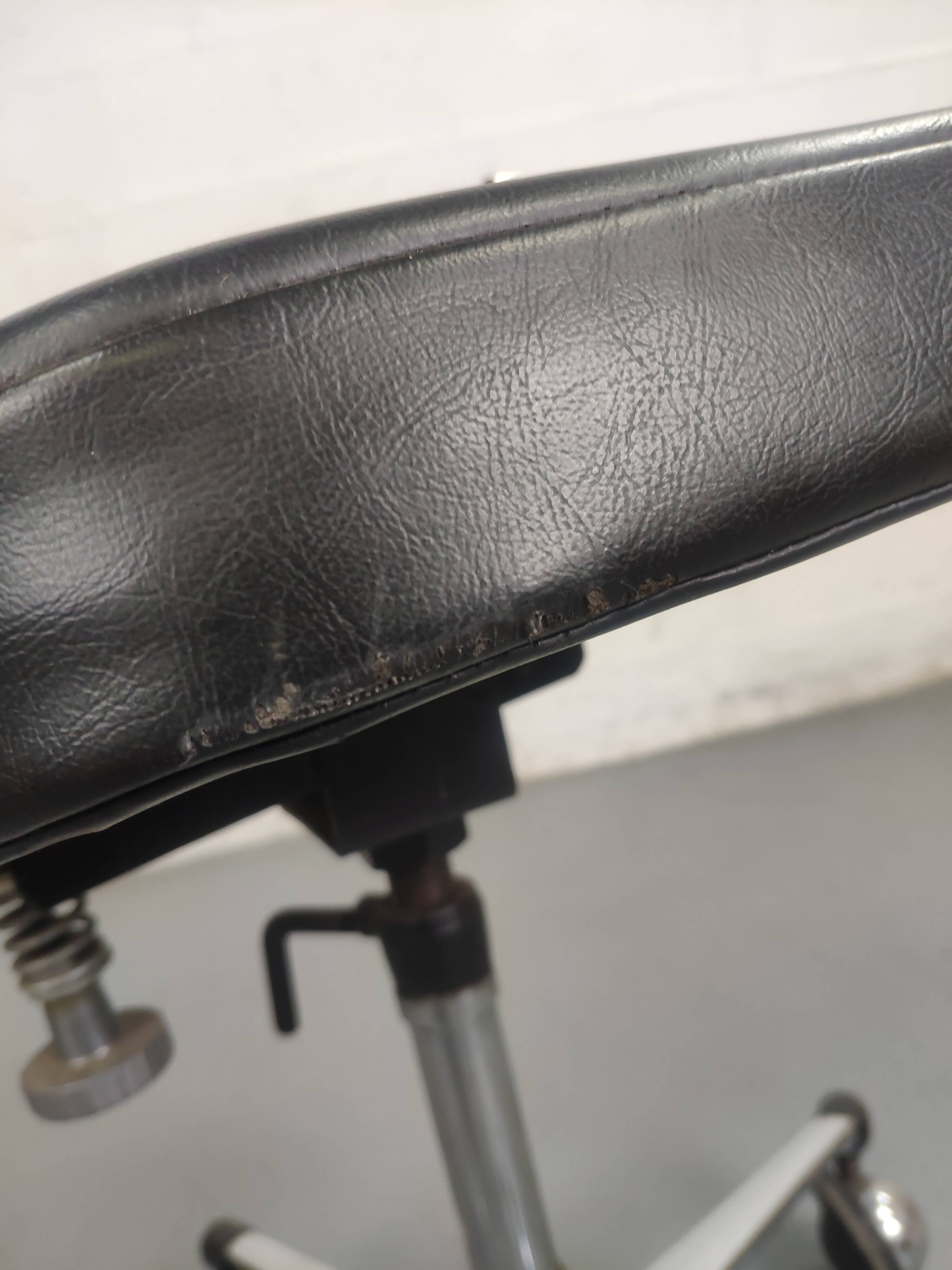 Chaise de bureau industrielle vintage à roulette skaï noir et chrome