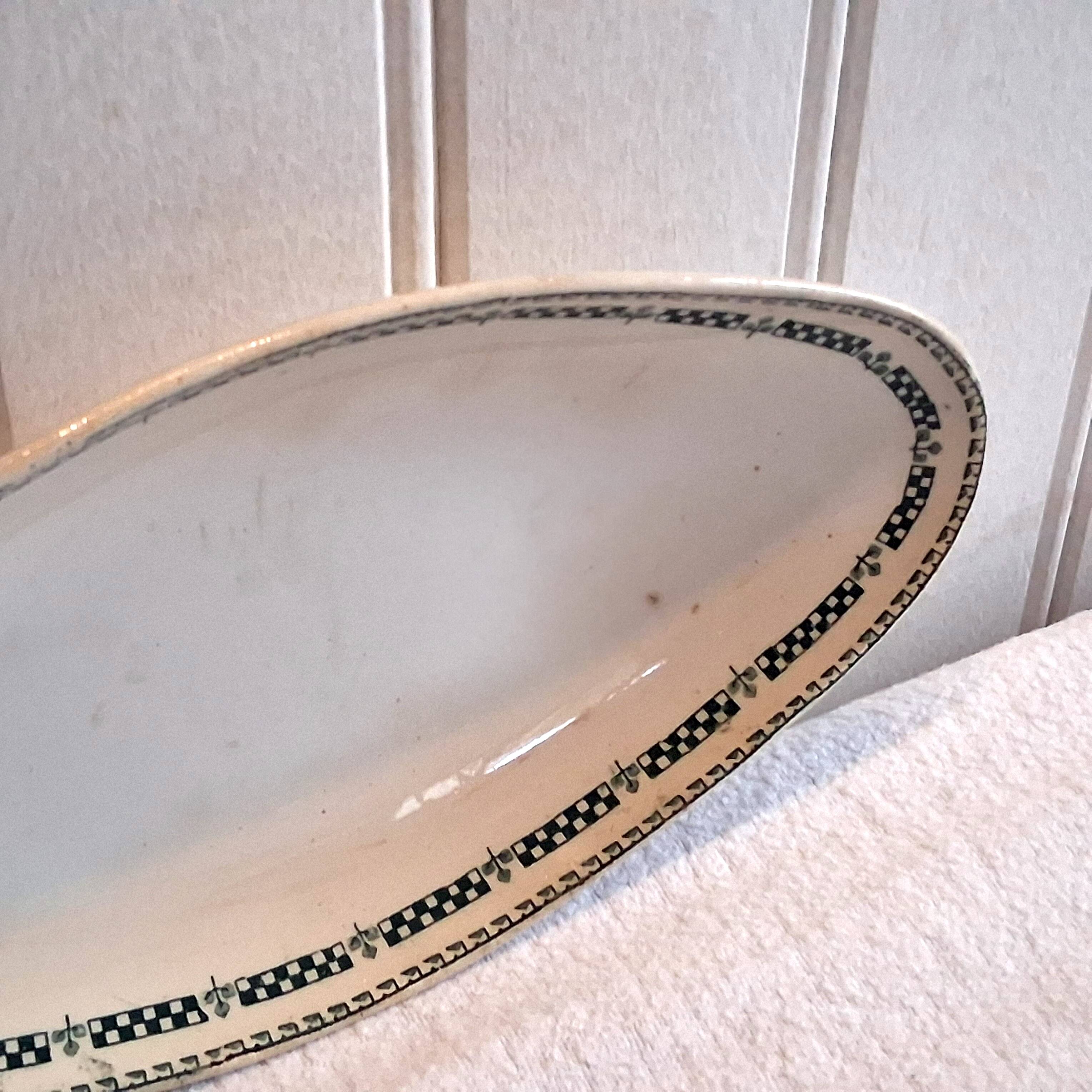 Old ironstone platter from Gien in good condition.