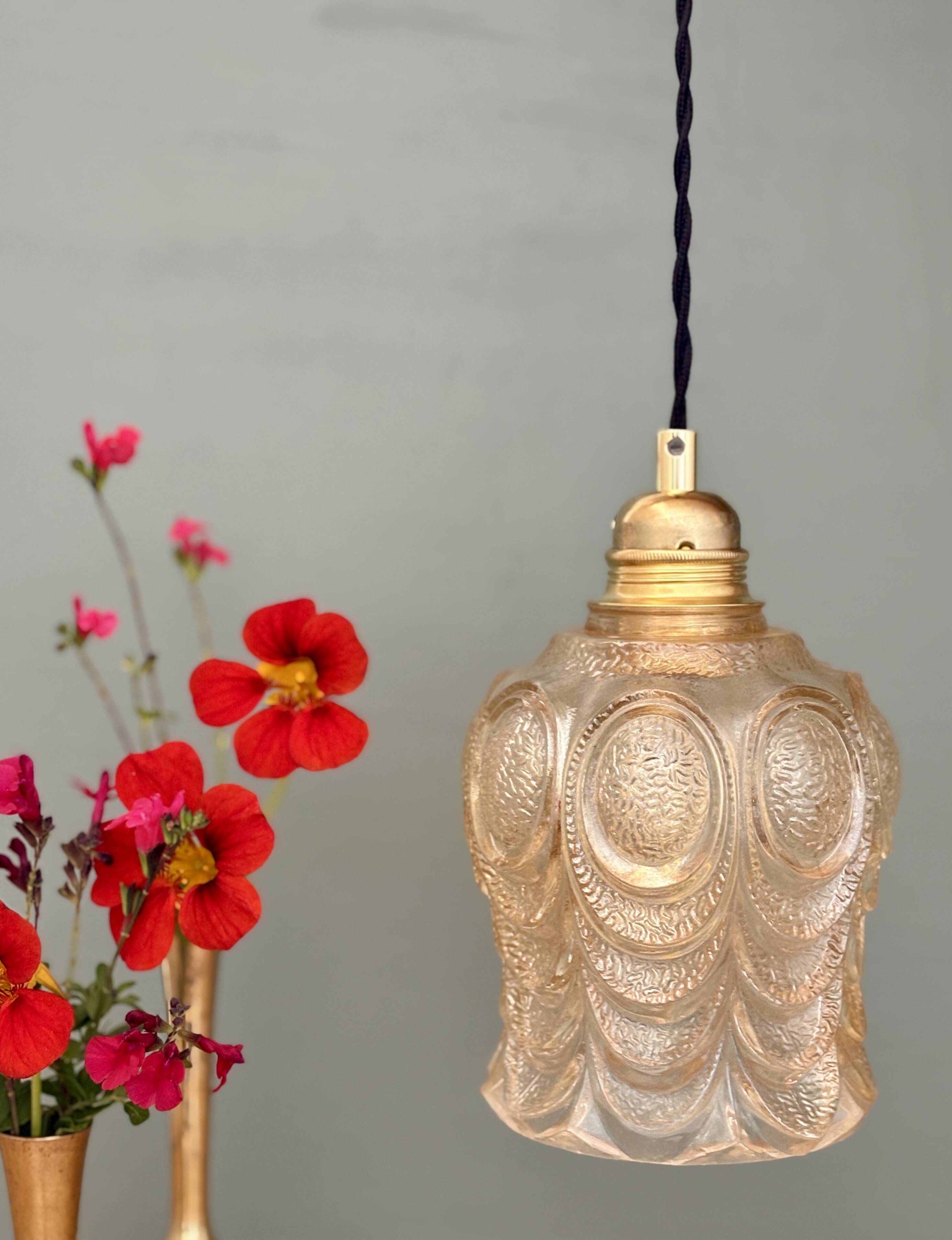Suspension globe vintage en verre ambré