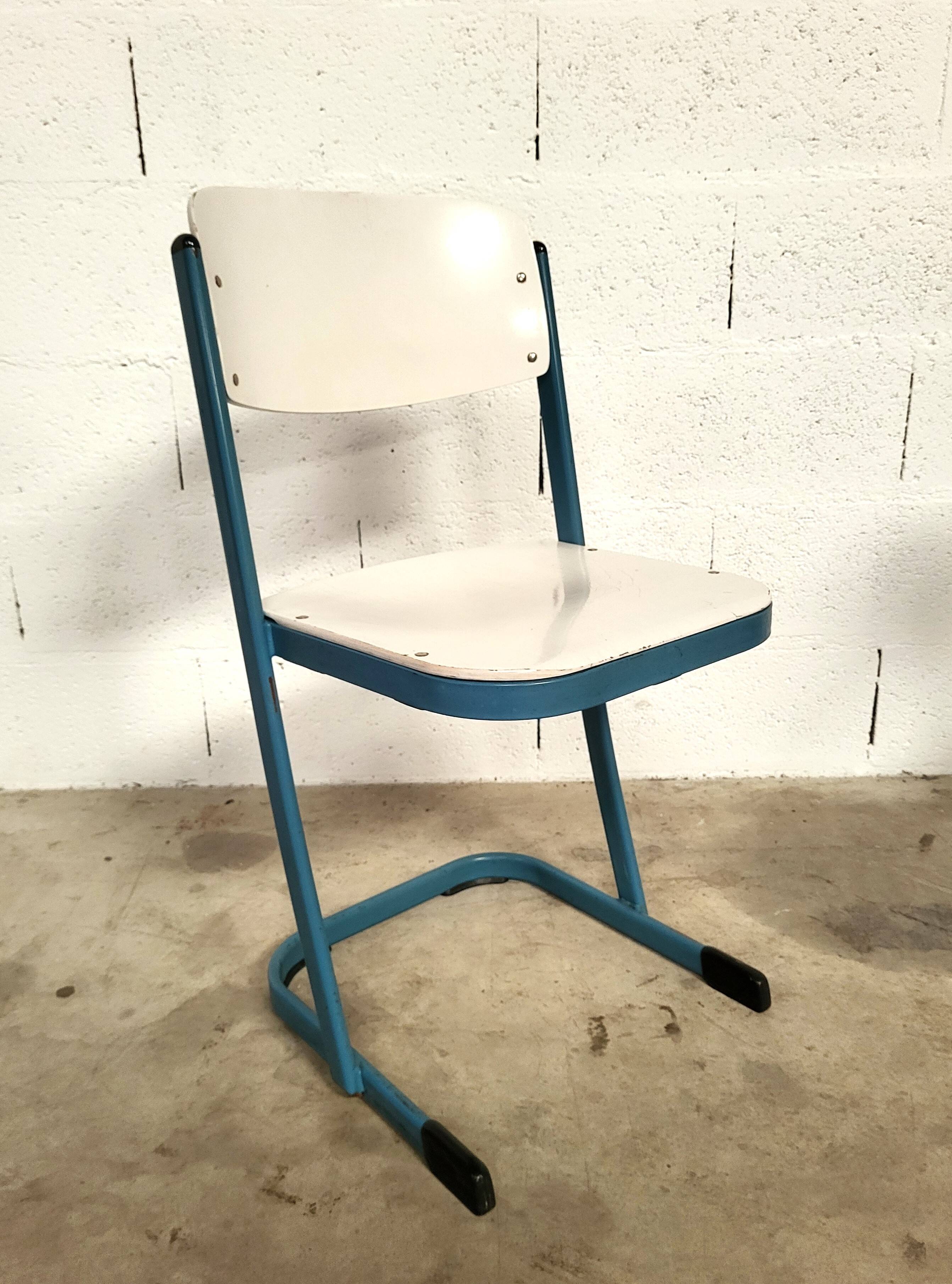 20 Chaises d'école bleues du designer Karl Northheler