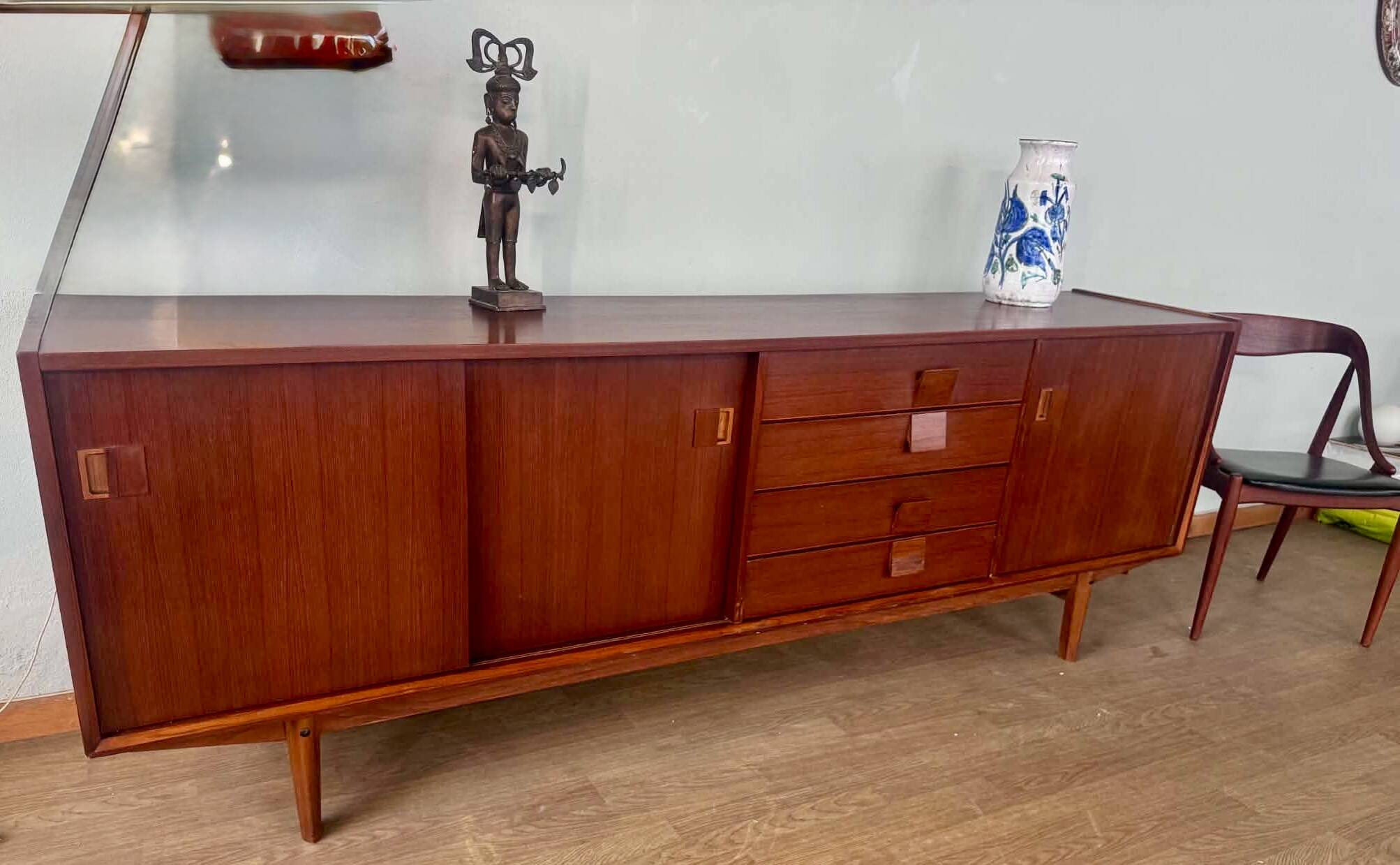 Scandinavian teak sideboard, 230 cm long, with 3 doors and 4 drawers.