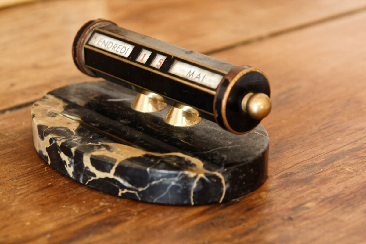 Art deco perpetual calendar