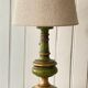 Lampe vintage en bois tourné chic dorée