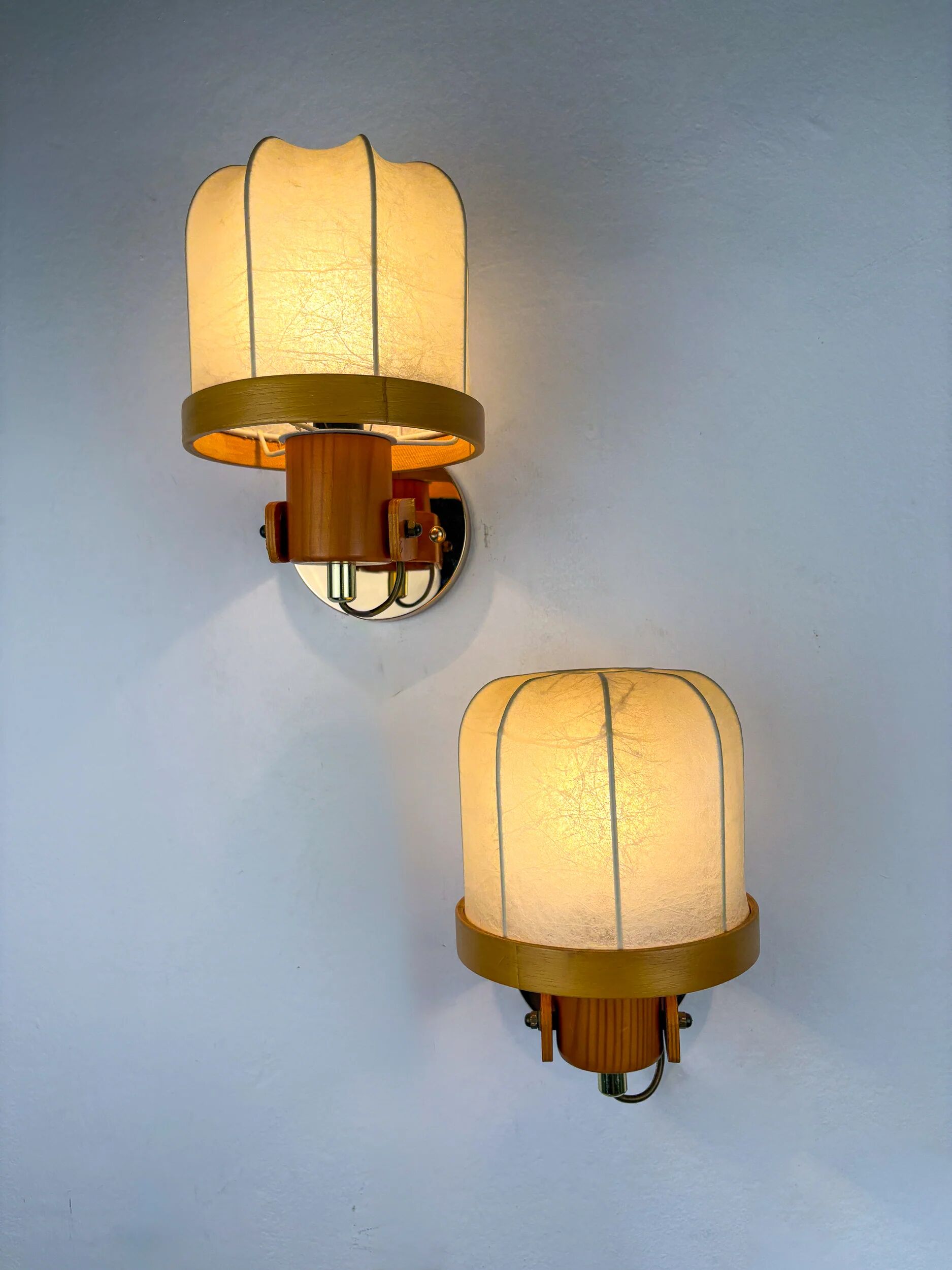 Pair of articulated "Cocoon" wall lights, resin and pine, Italy, 1970s