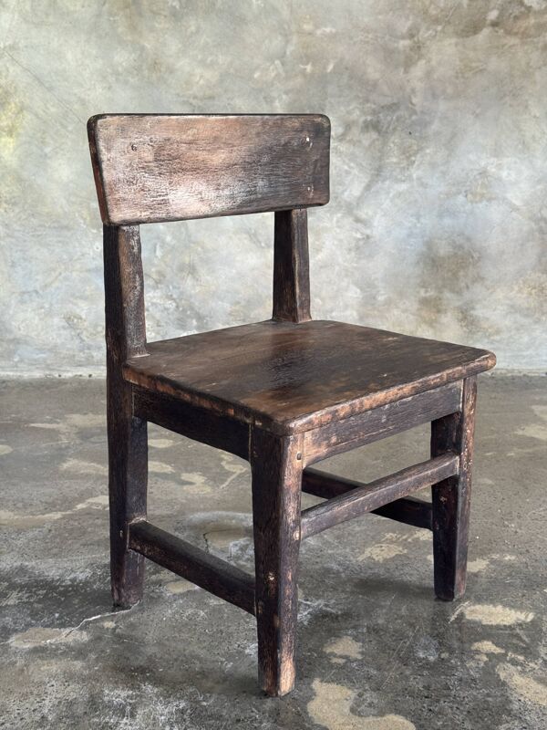 Petite chaise d'enfant ancienne indonésienne en teck
