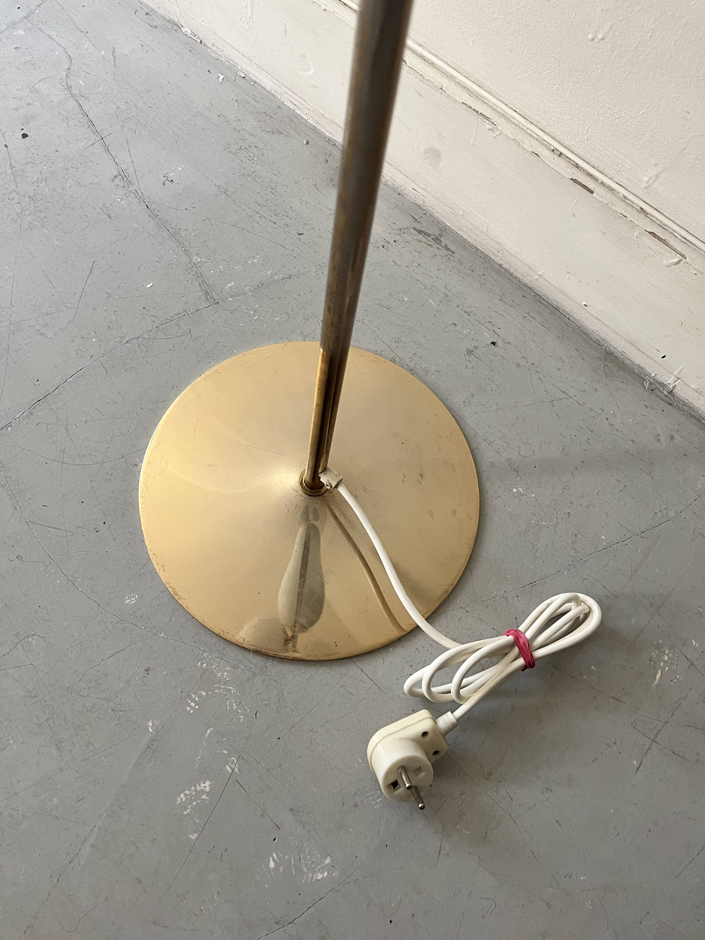 Cluster floor lamp with 3 spherical lamps in gold metal and white glass
