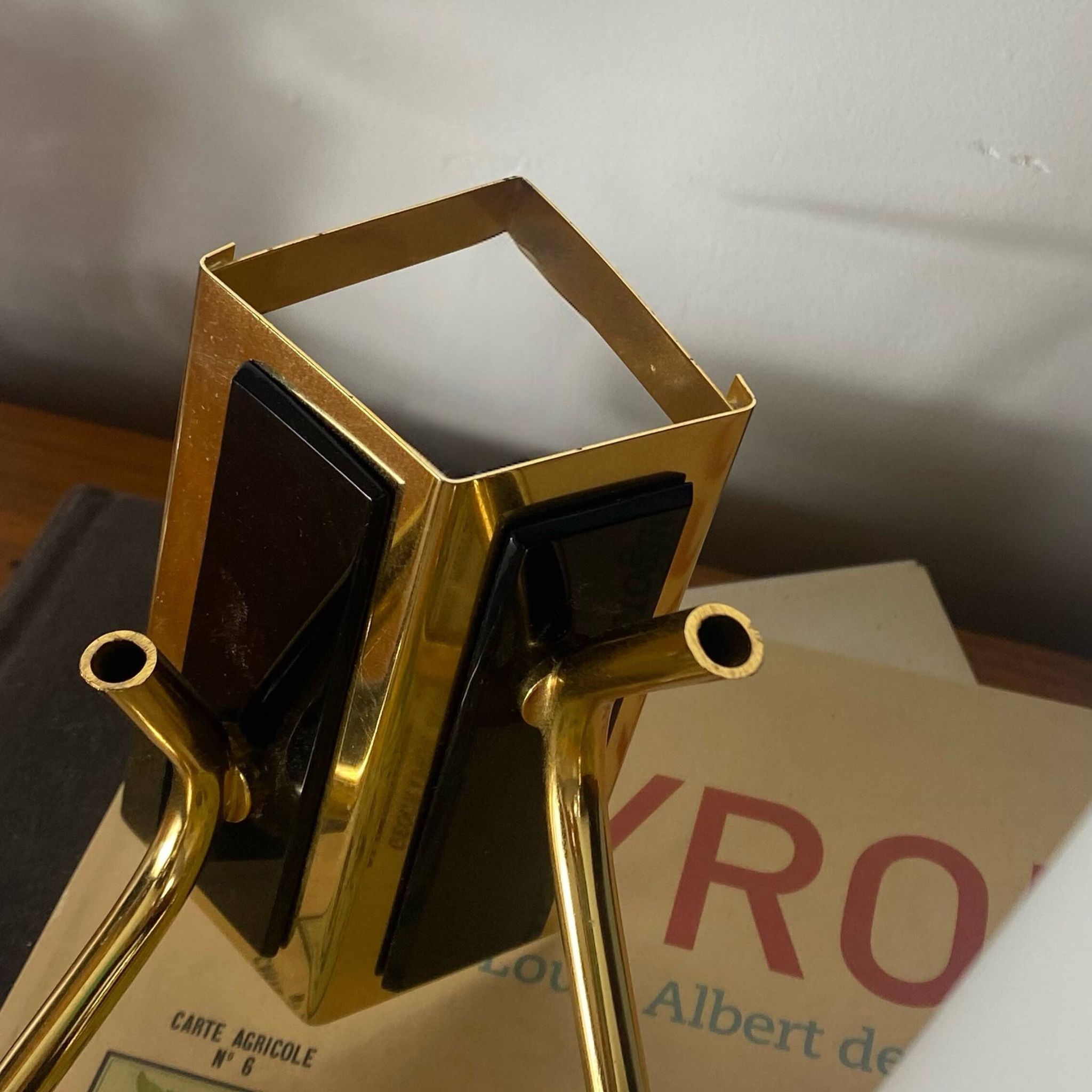 Double corner wall light 1950s 1960s in gilded metal with glass tulips.
