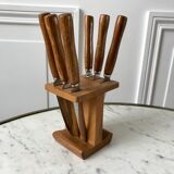 Ensemble de 6 couteaux à beurre en bois et leur support années 70
