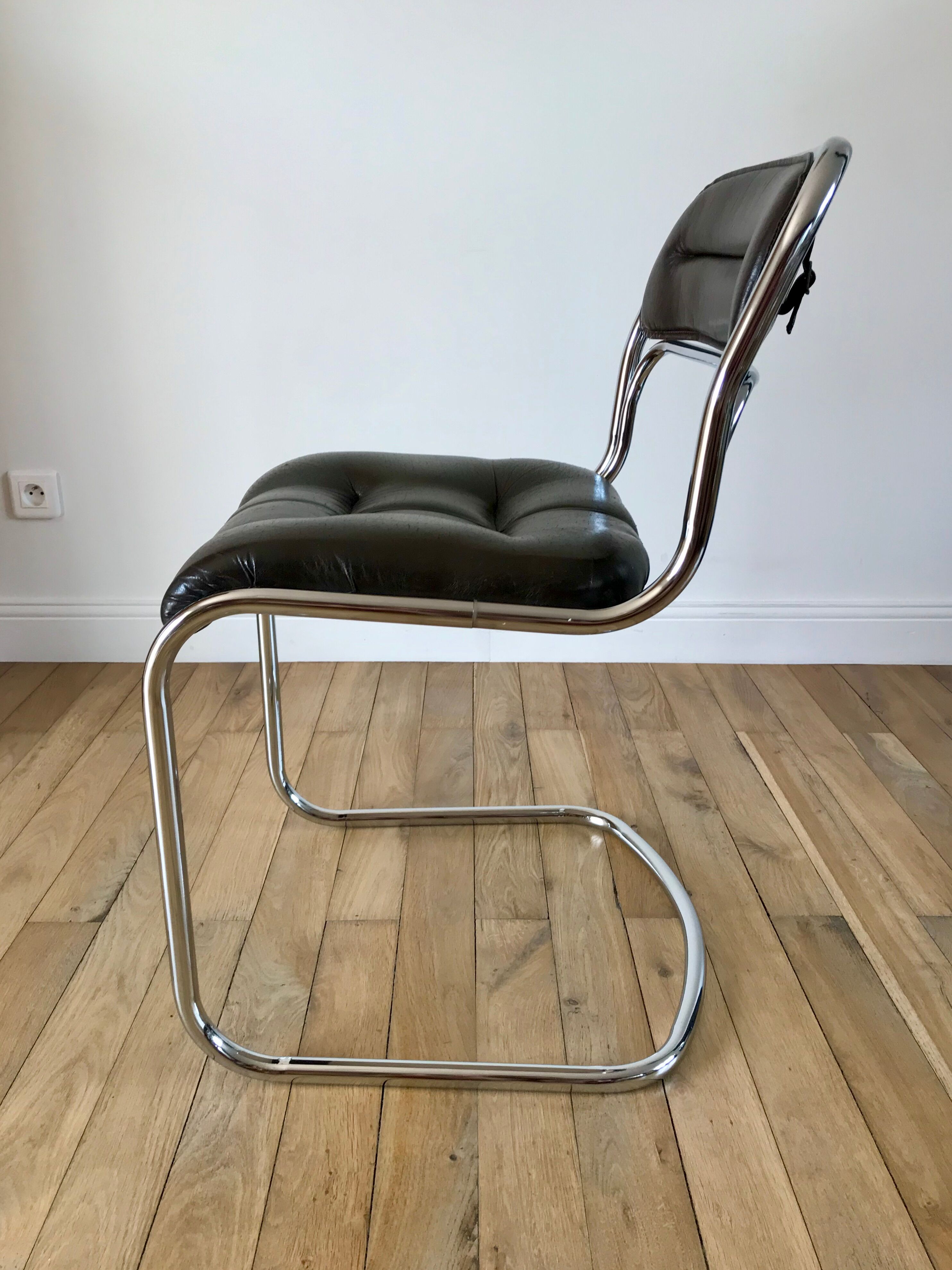 Set consisting of a table in chrome and smoked glass and its 4 tubular chairs in chrome and skaï a