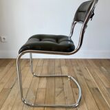 ensemble composé d'une table en chrome et verre fumé et ses 4 chaises tubulaires en chrome et skaï a