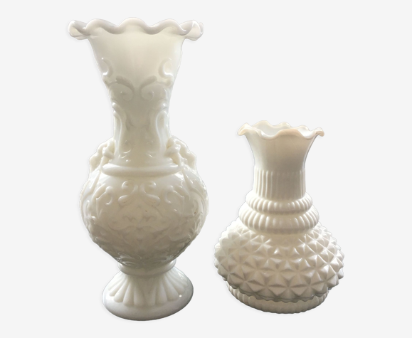 Paire de vases en verre blanc