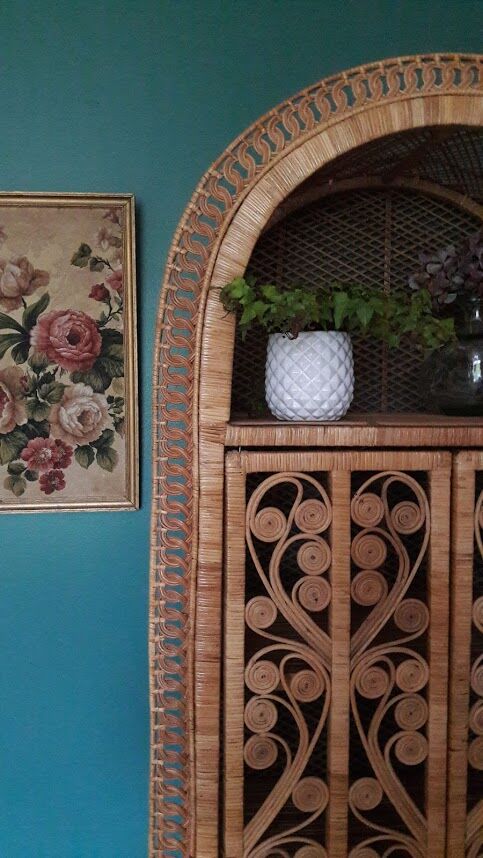 Shelf rattan peacock