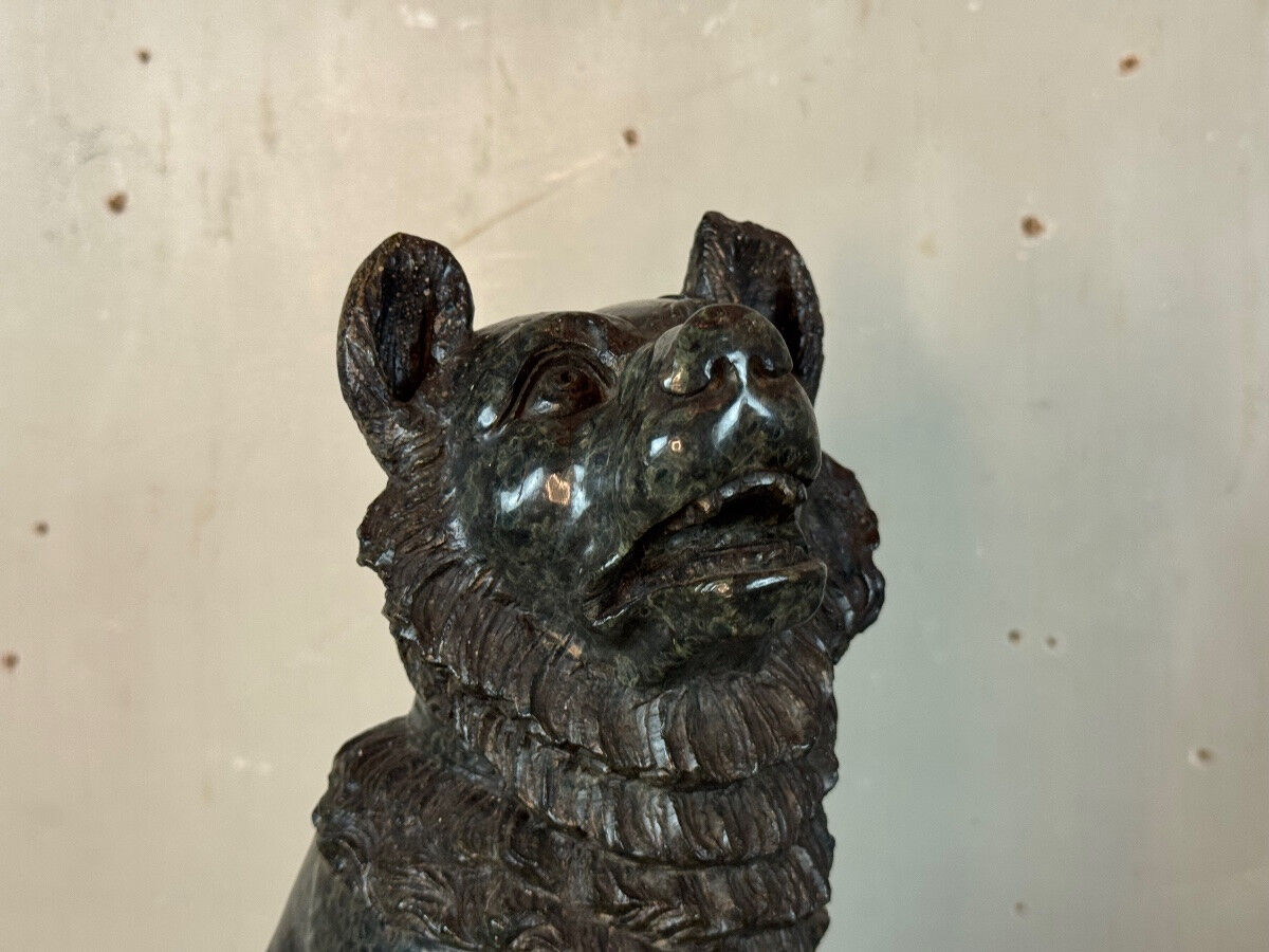 Large model of the Jennings dog in serpentine marble, memento of the Grand Tour, 19th century.