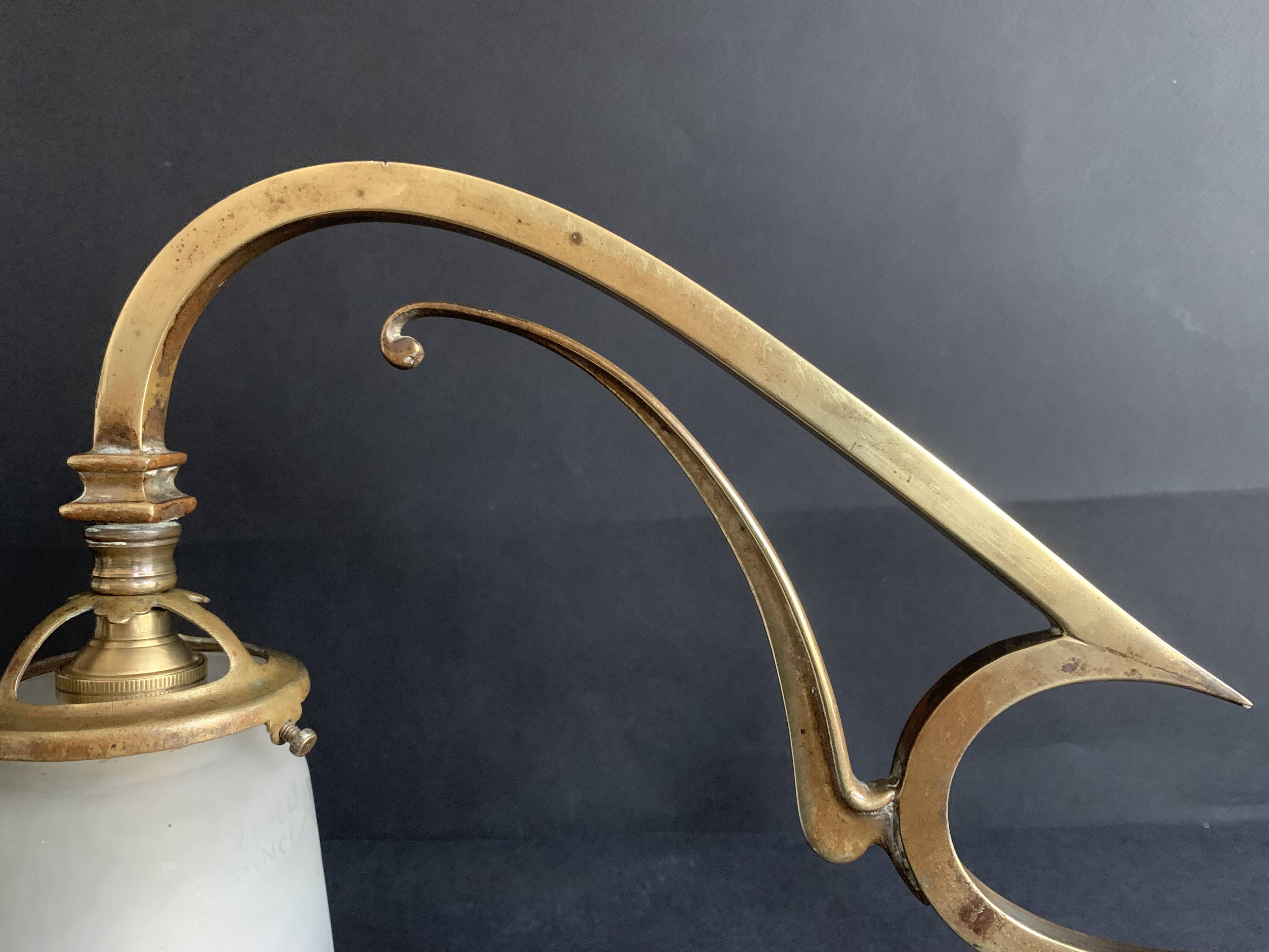 Art Nouveau wall light in gilded brass and glass paste tulip